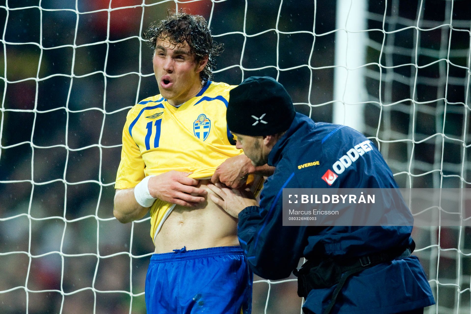 Johan Elmander, Sverige, har ont i revbenen