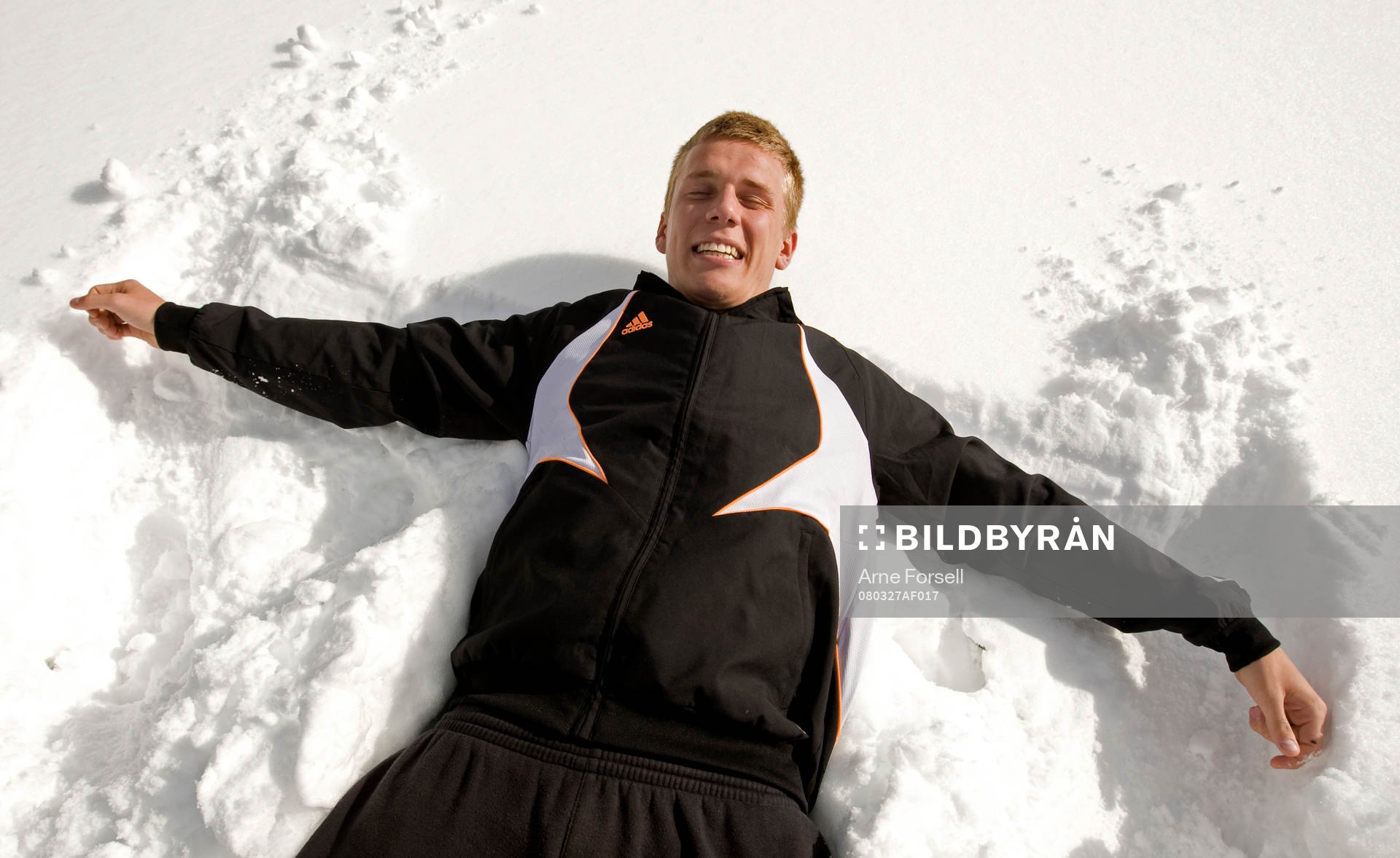 Pontus Wernbloom gör en Snöängel