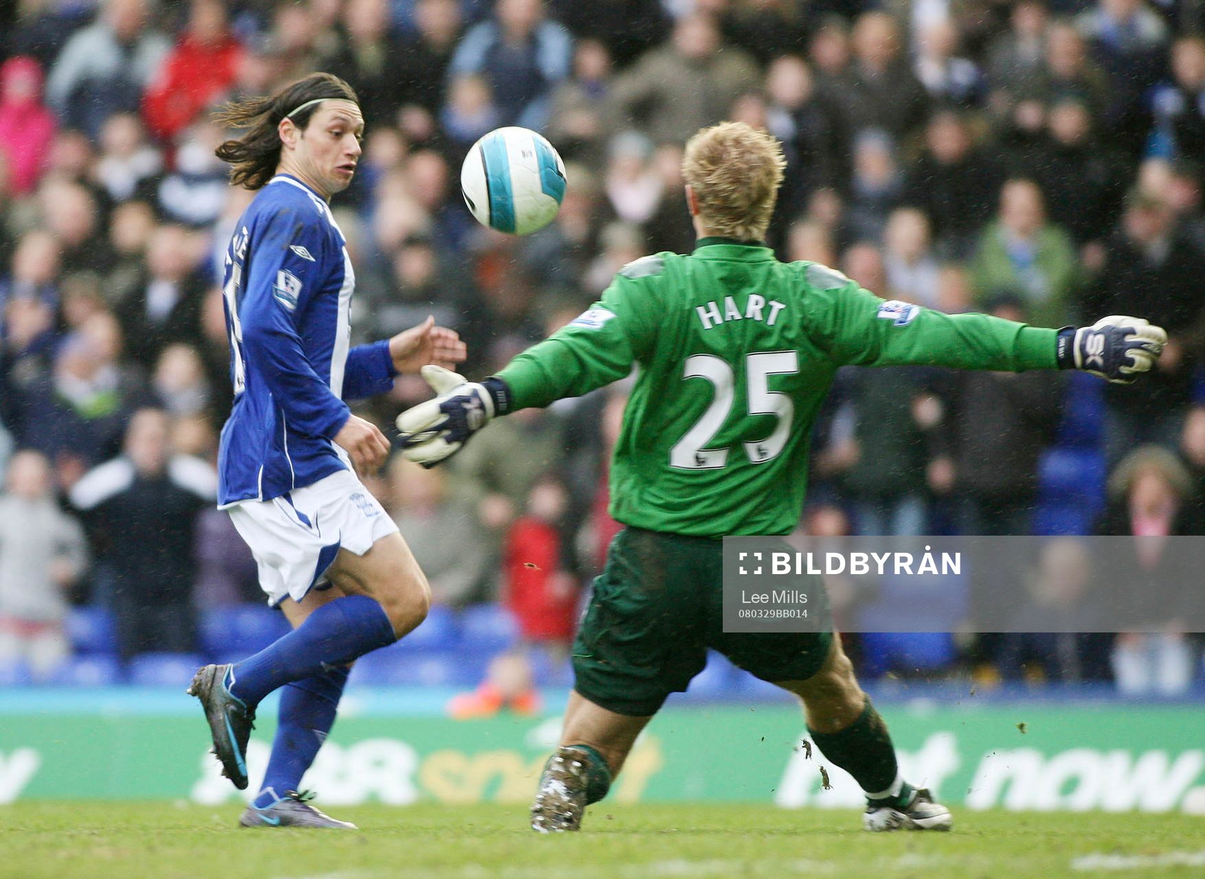  Mauro Zarate, Birmingham gör mål bakom Joe Hart, Manchester (Målvakt)