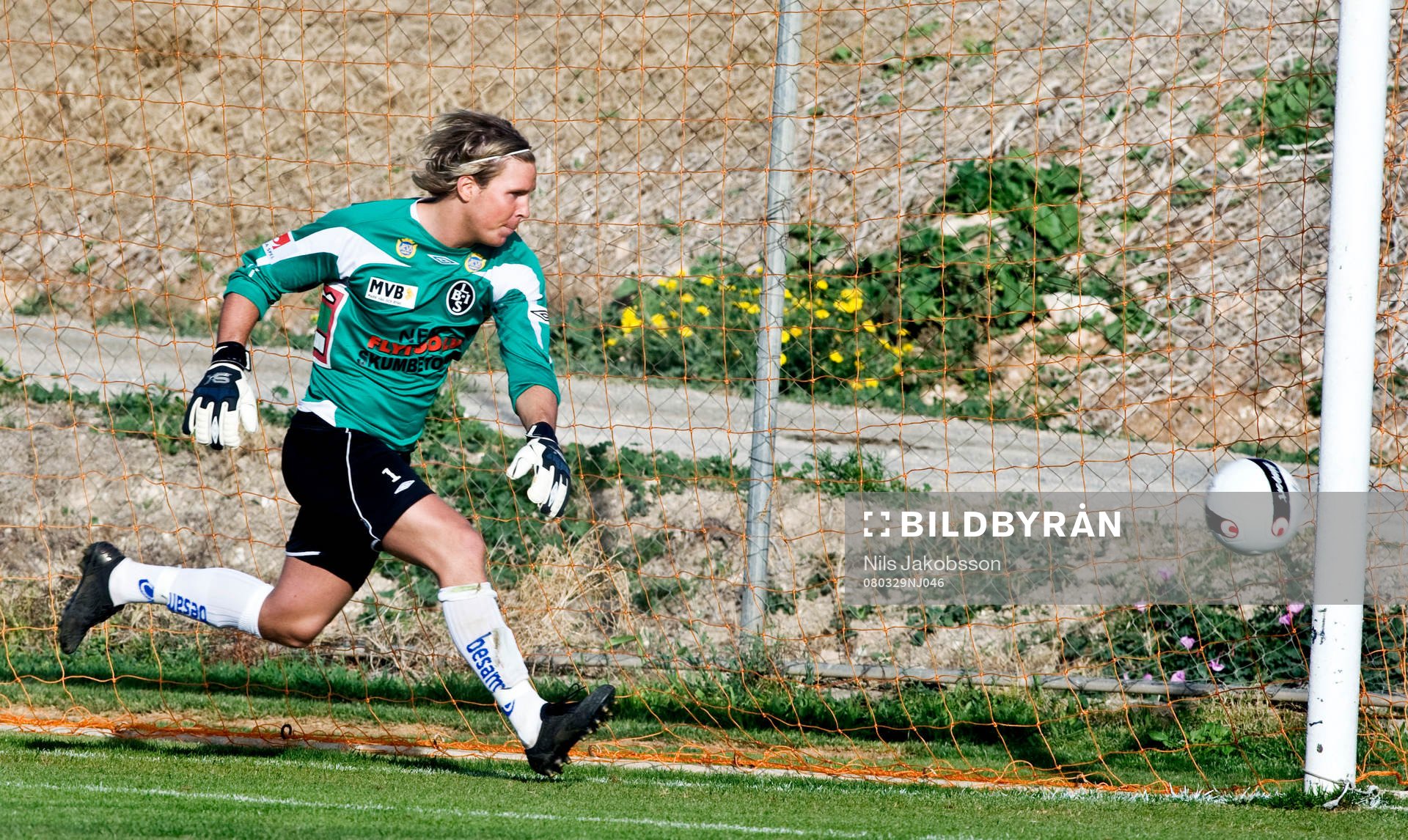 Sebastian Karlsson, målvakt Landskrona ser en frispark gå