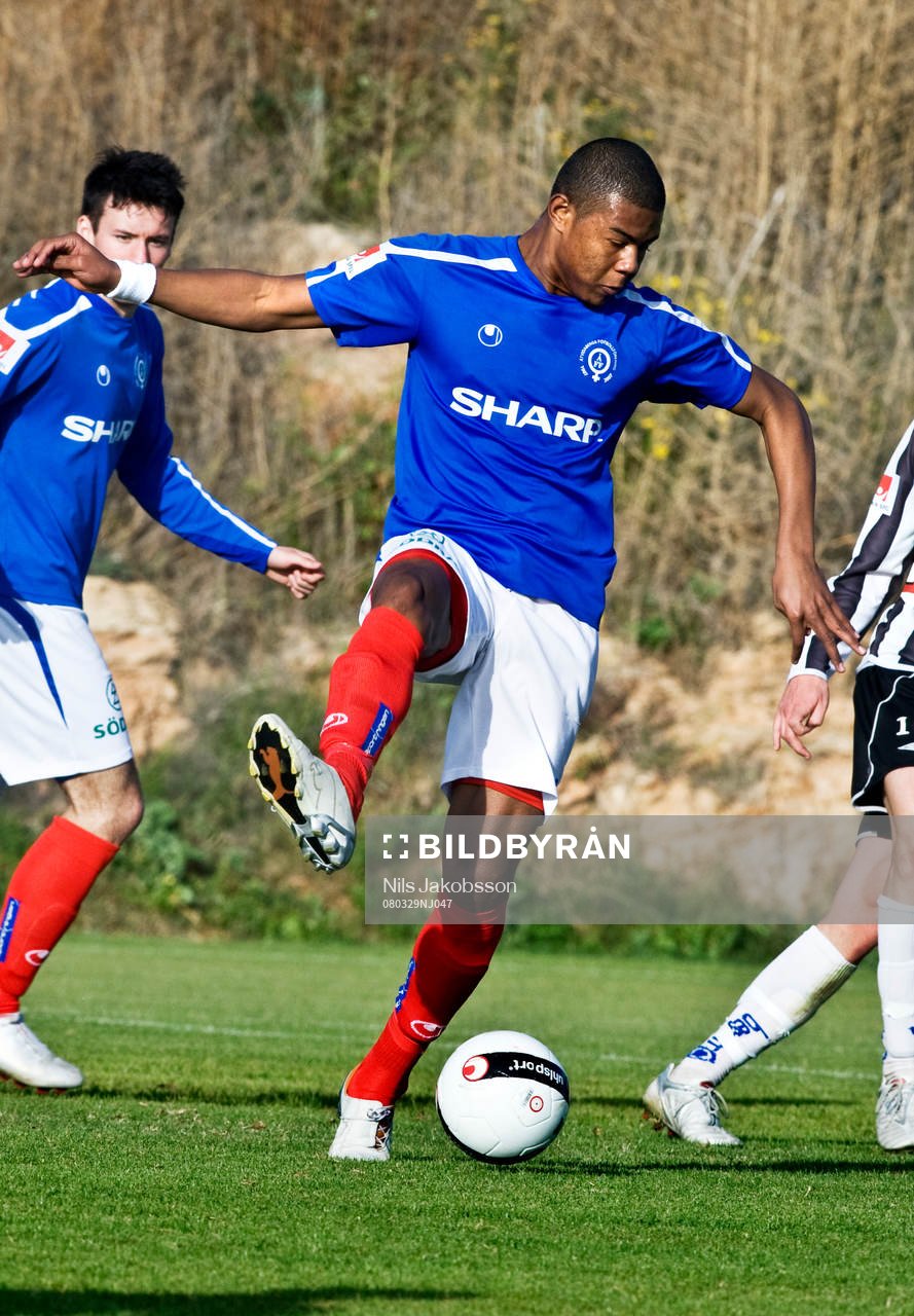 Ricardo Santos i Åtvidaberg bjuder på en klack
