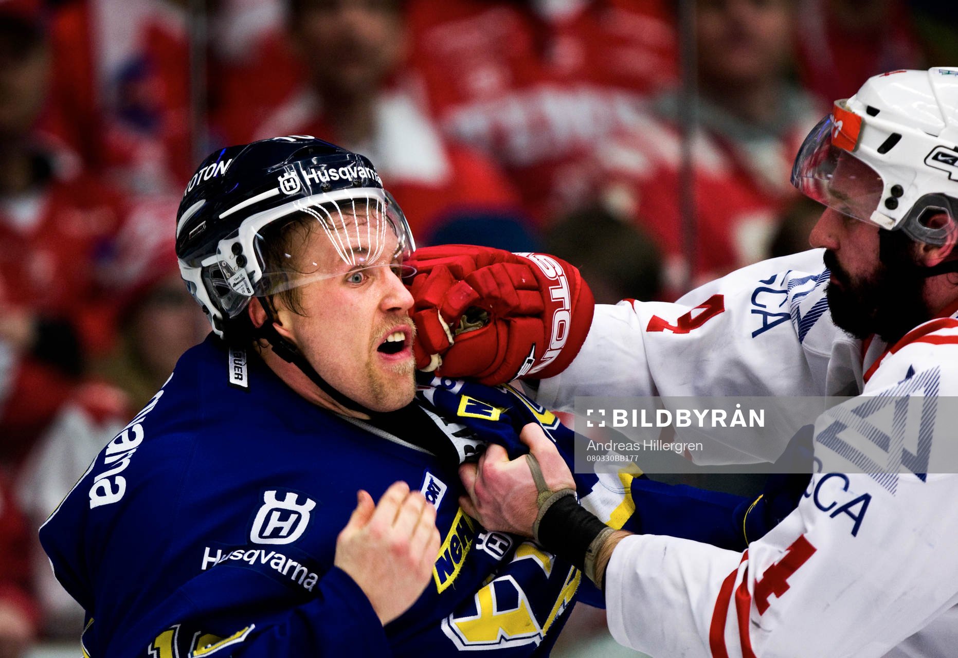 Martin Thörnberg åker på smocka av Robin Jonsson,