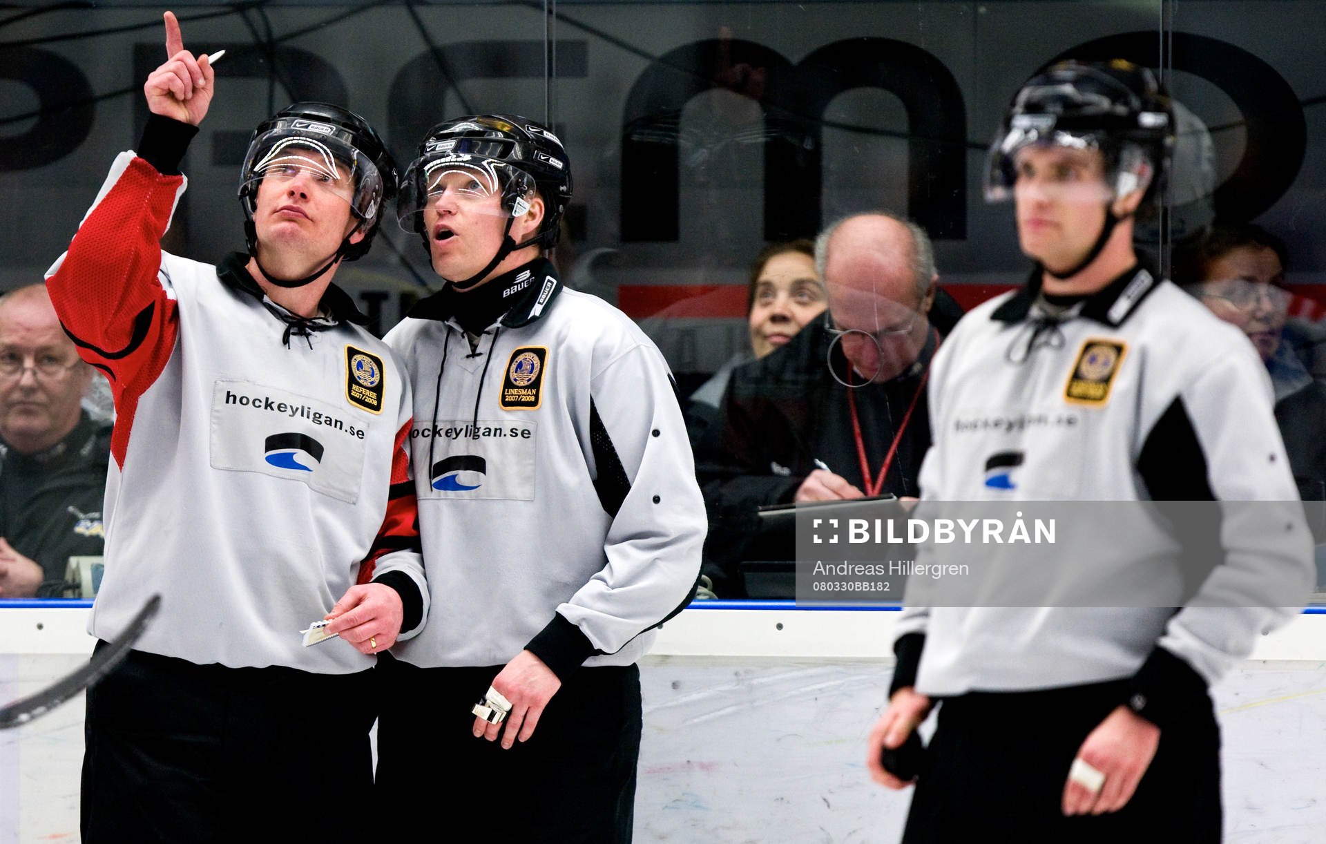 Domare Marcus Vinnerborg och linjeman Leo Takula och Tomas