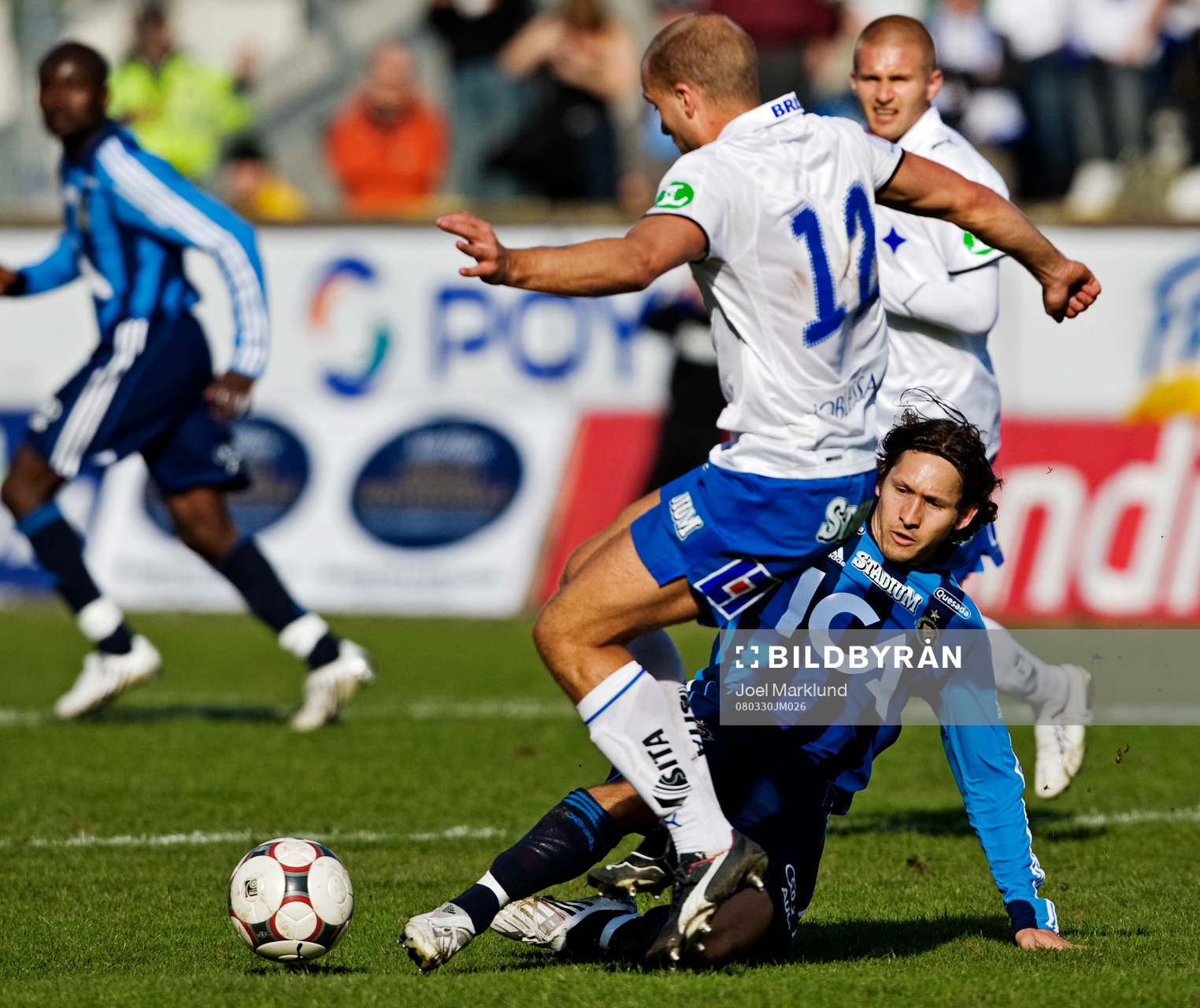  Andrej Komac, Djurgården, tacklar Gardar Gunnlaugsson,  Norrköping.