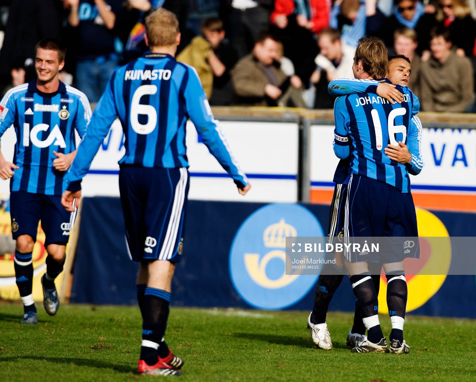  Lance Davids, kramar om Markus Johannesson, efter slutsignalen.