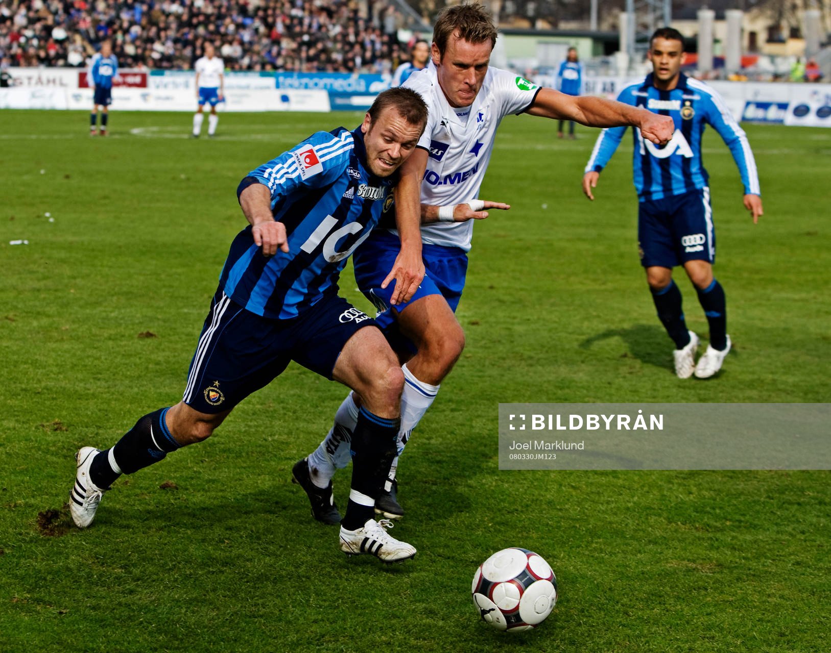 Mattias Jonson, Djurgården, i kamp om bollen med Mikael