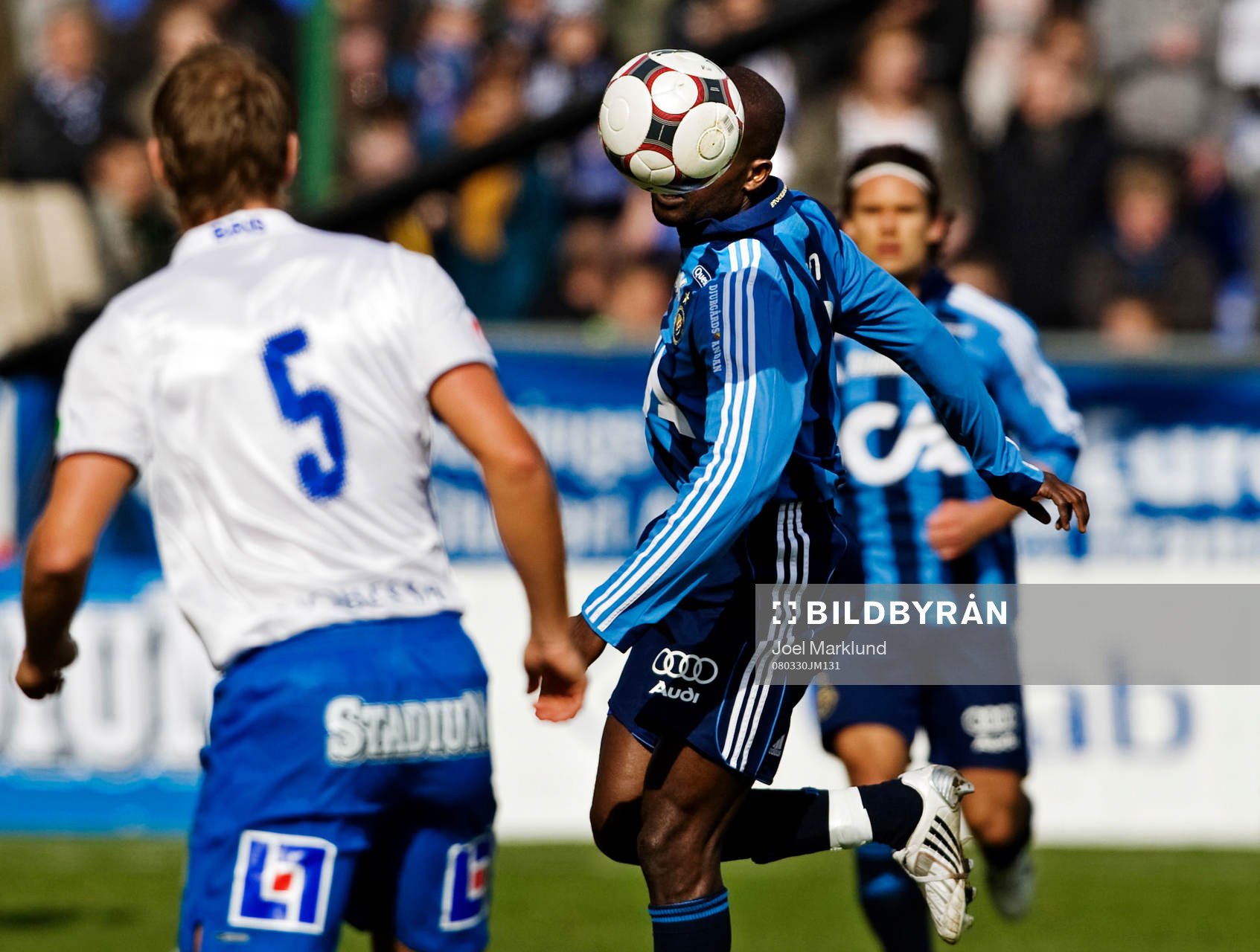 Jones Kusi Asare, Djurgården, nickar bollen