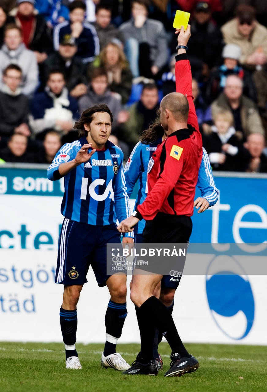 Martin Hansson, domare, delar ut ett gult kort till Andrej