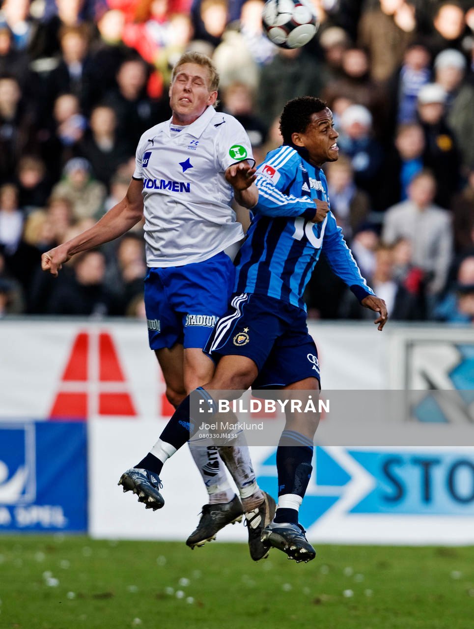  Anders Whass, Norrköping, i luftkamp med Thiago Quirino Da Silva, Djurgården.