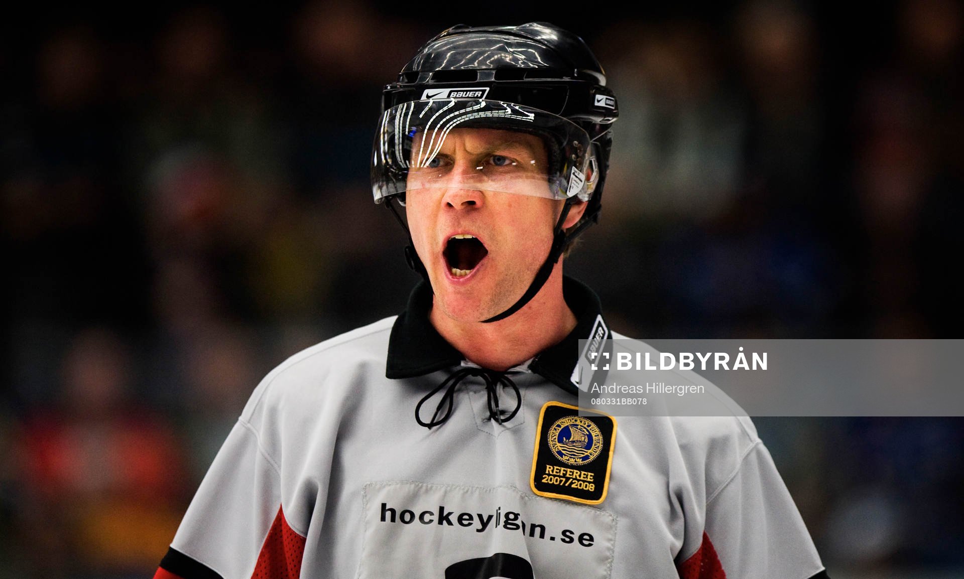 Ulf Rönnmark, domare, höjer rösten