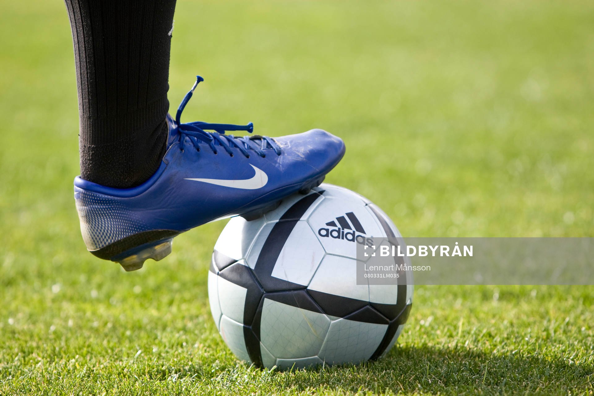 Fot, boll, gräsmatta, fotbollsskor, Adidas, Nike. Genre