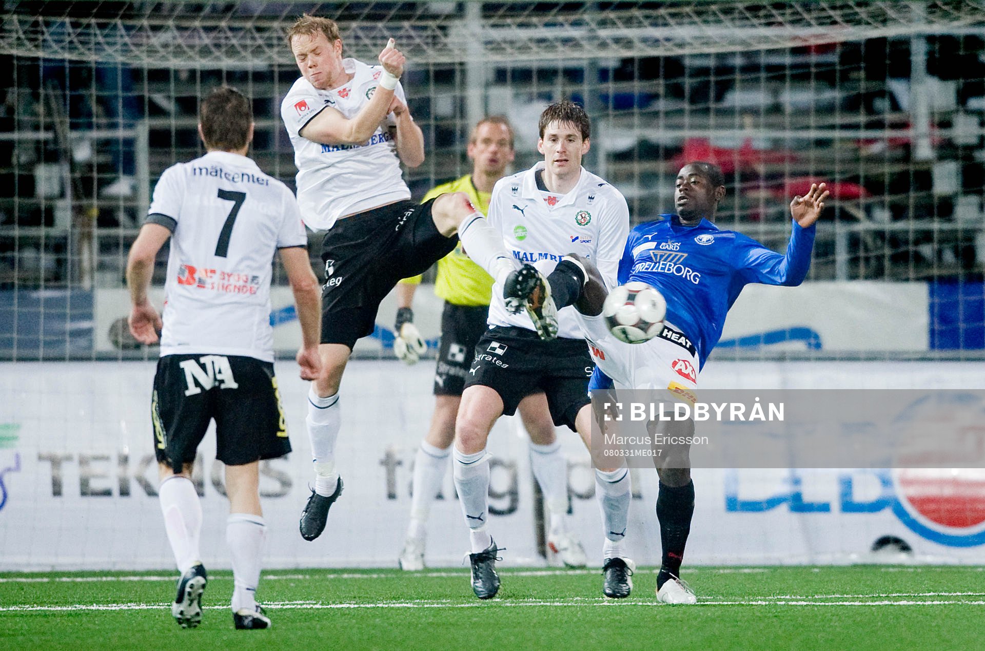 Patrik Haginge, hoppar in framför Magnus Wikström,