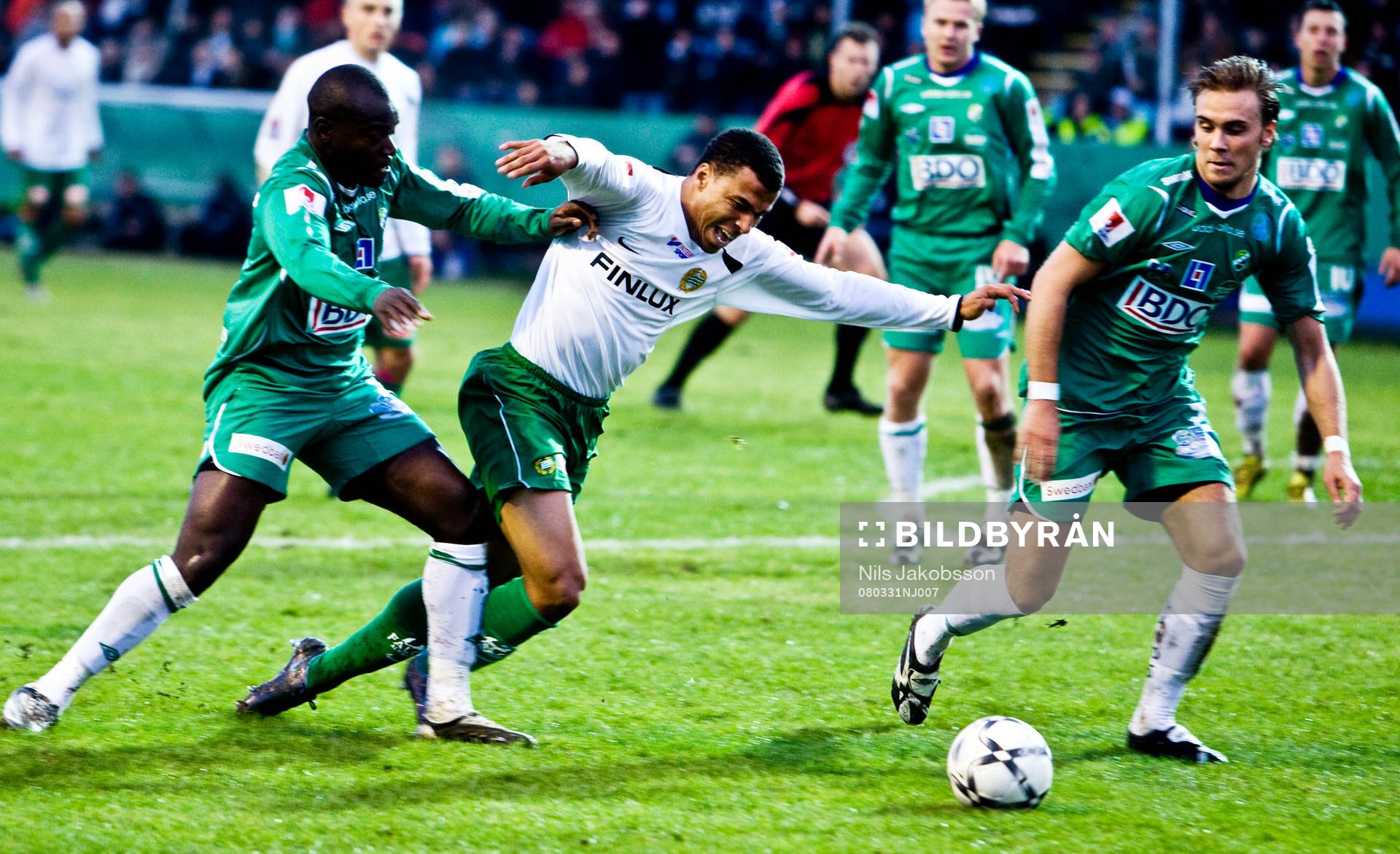 Charlie Davies, Hammarby, fälls av Edwin Phiri,