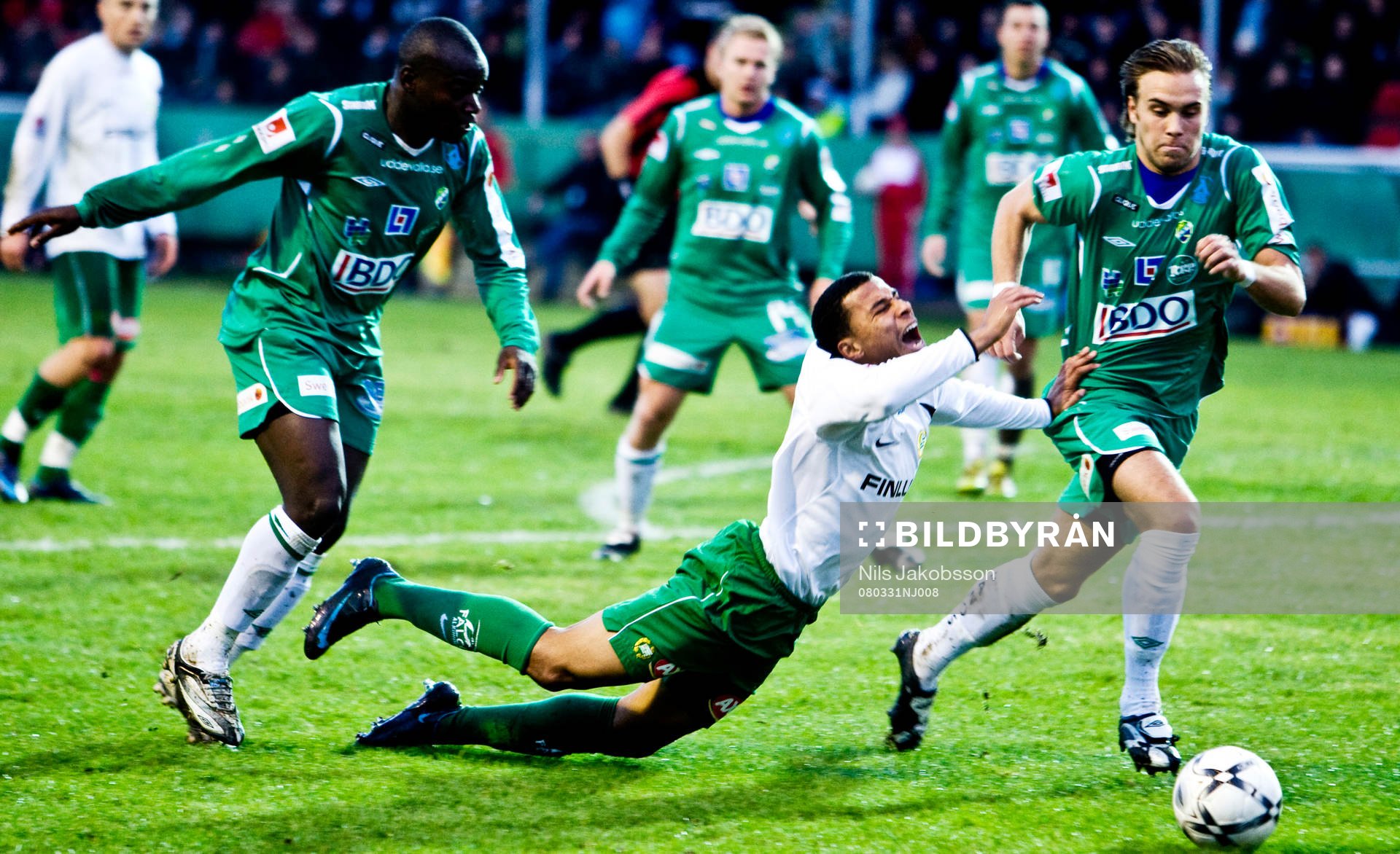 Charlie Davies, Hammarby, fälls av Edwin Phiri,