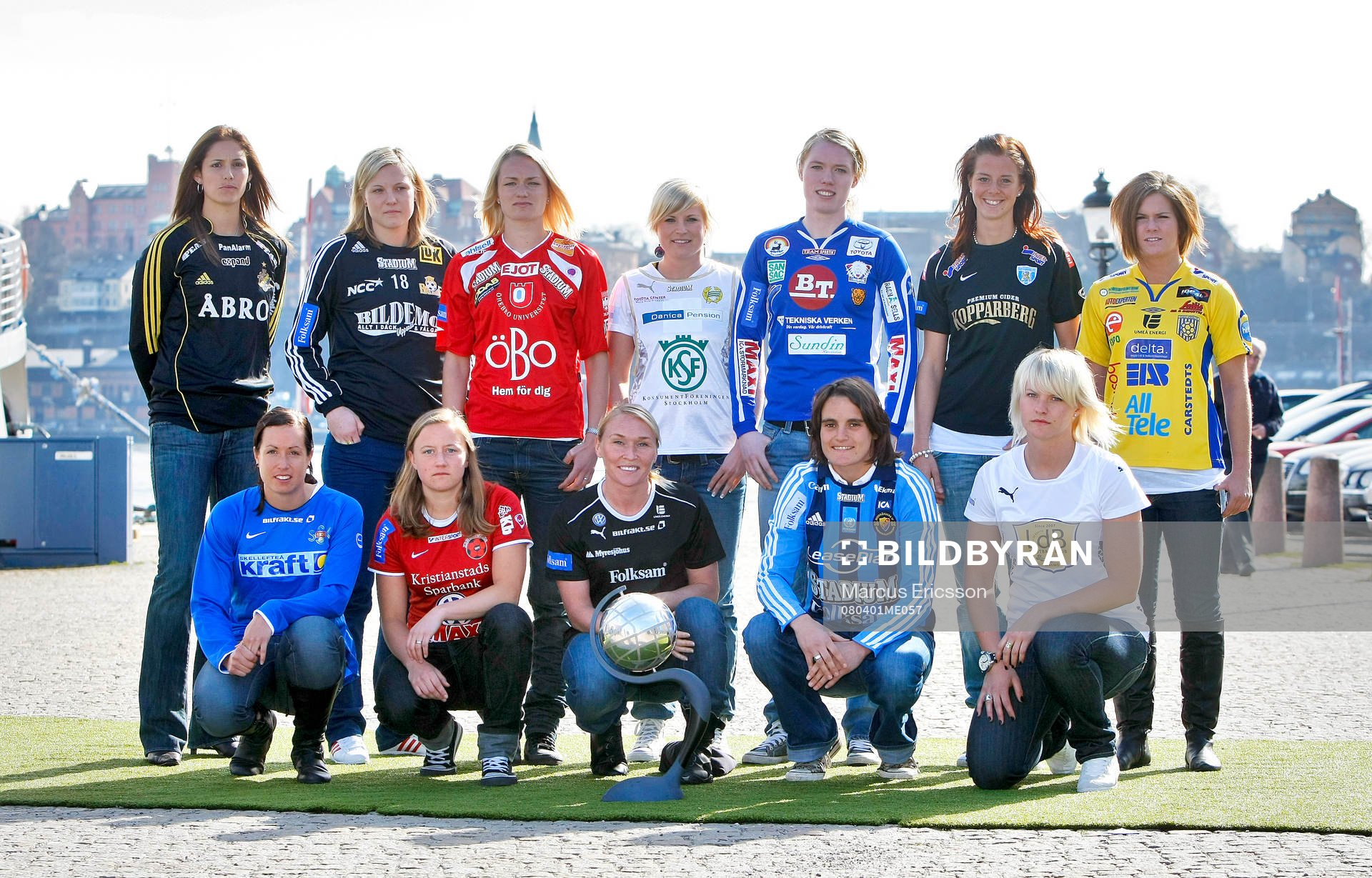 Bak fr.v. Lisa de Vanna, AIK, , Stina Segerström Örebro,