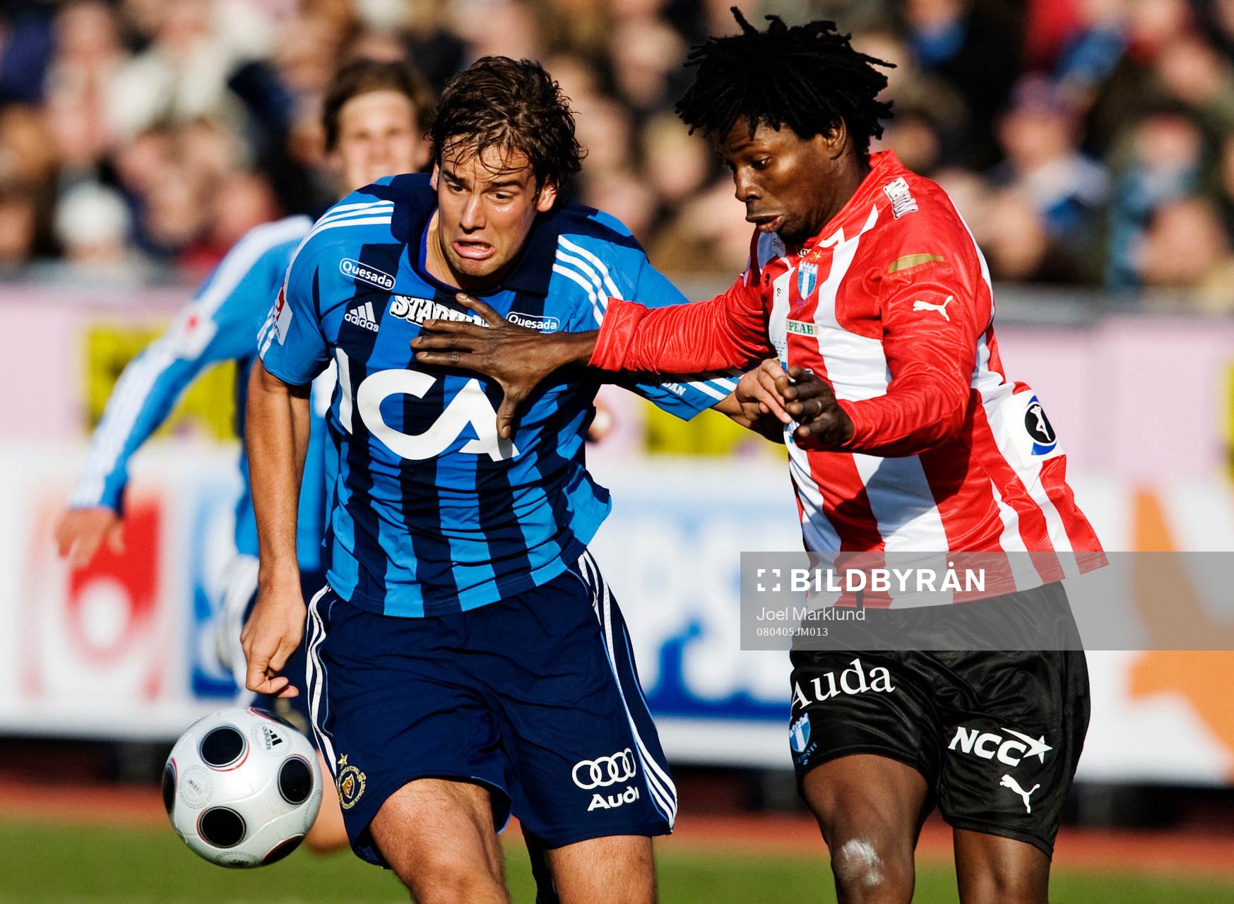 Mikael Dahlberg, Djurgården, i kamp om bollen med Jimmy