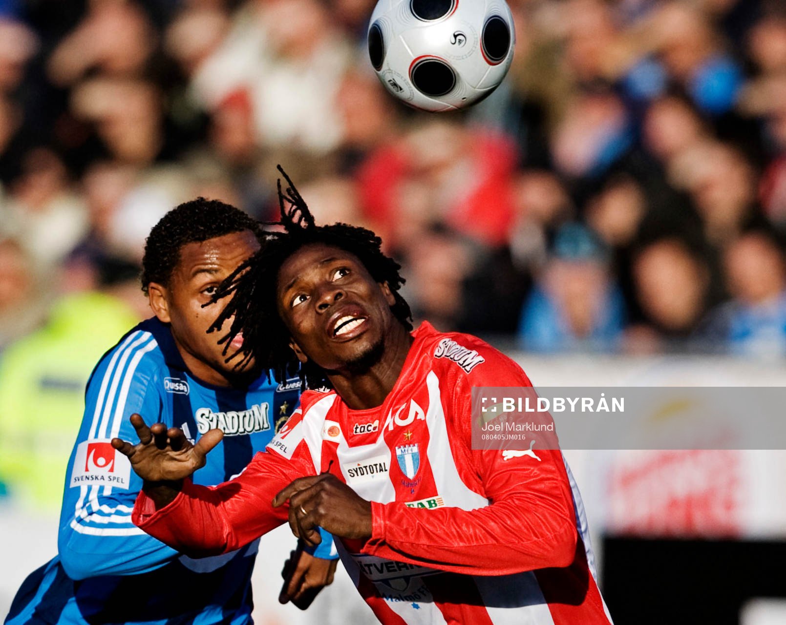 Jimmy Dixon, Malmö, nickar bort bollen från Thiago