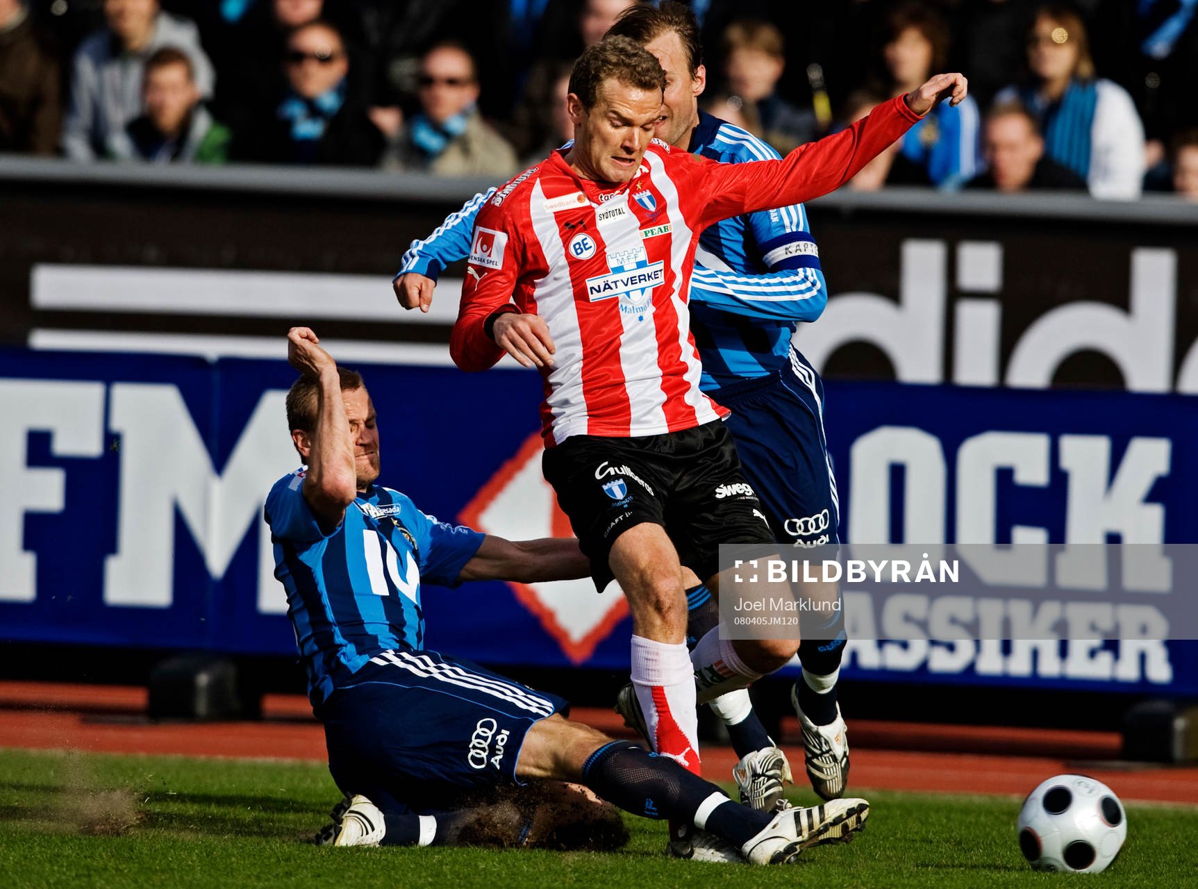 Mattias Jonson, Djurgården, tacklar Jonatan Johansson,