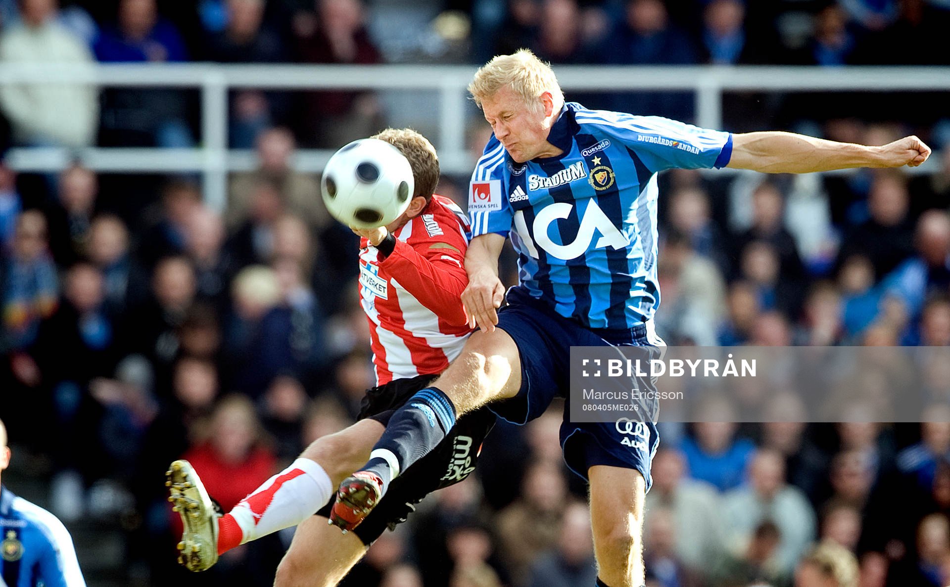  Toni Kuivasto, Djurgården, i nickduell med Jonatan Johansson, Malmö, 