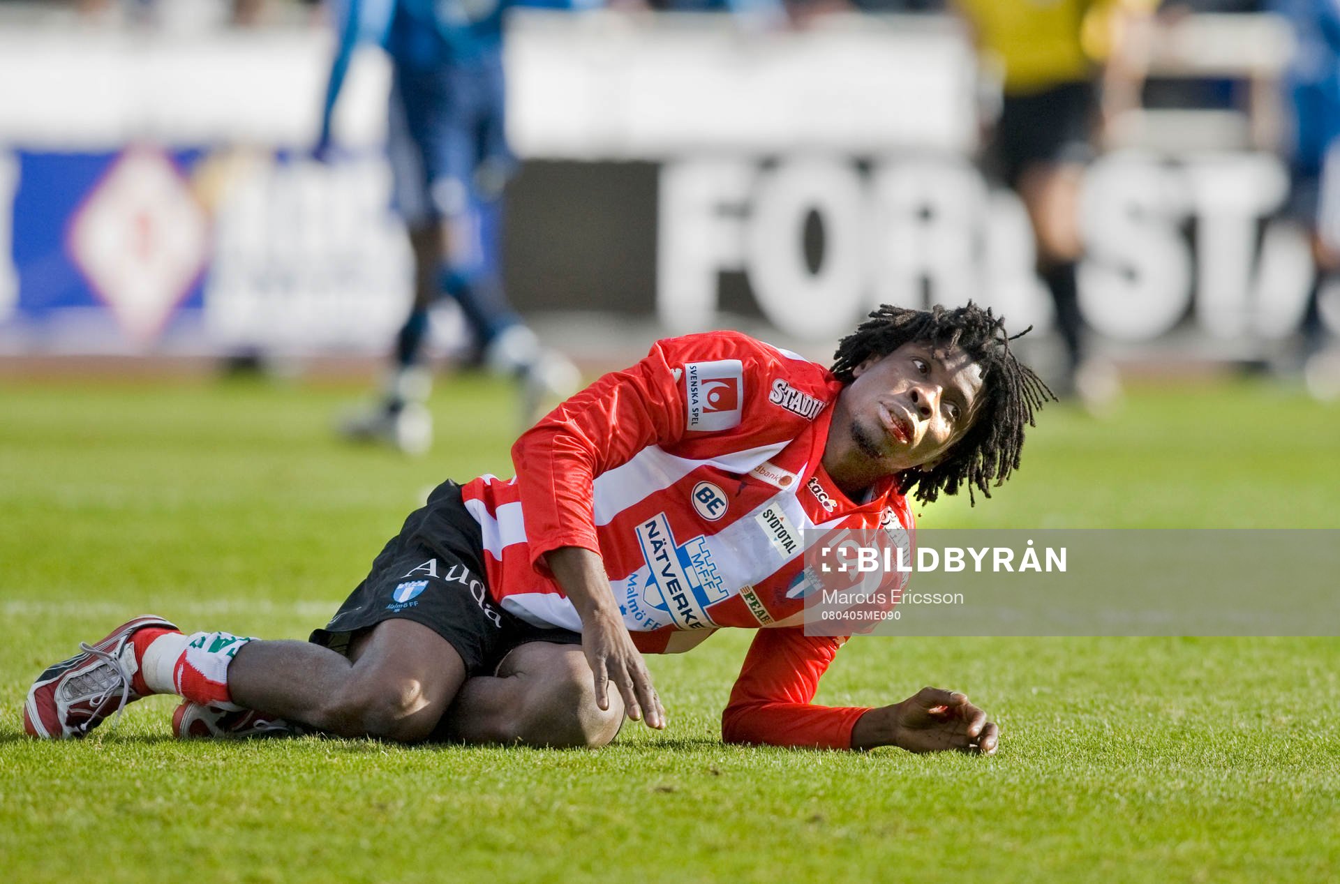 Jimmy Dixon, Malmö,  får en smäll och börjar blöda