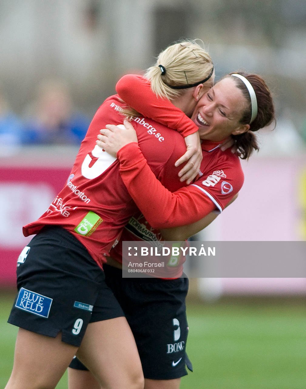 Frida Petersson och Elin Bjerre kramar om varandra