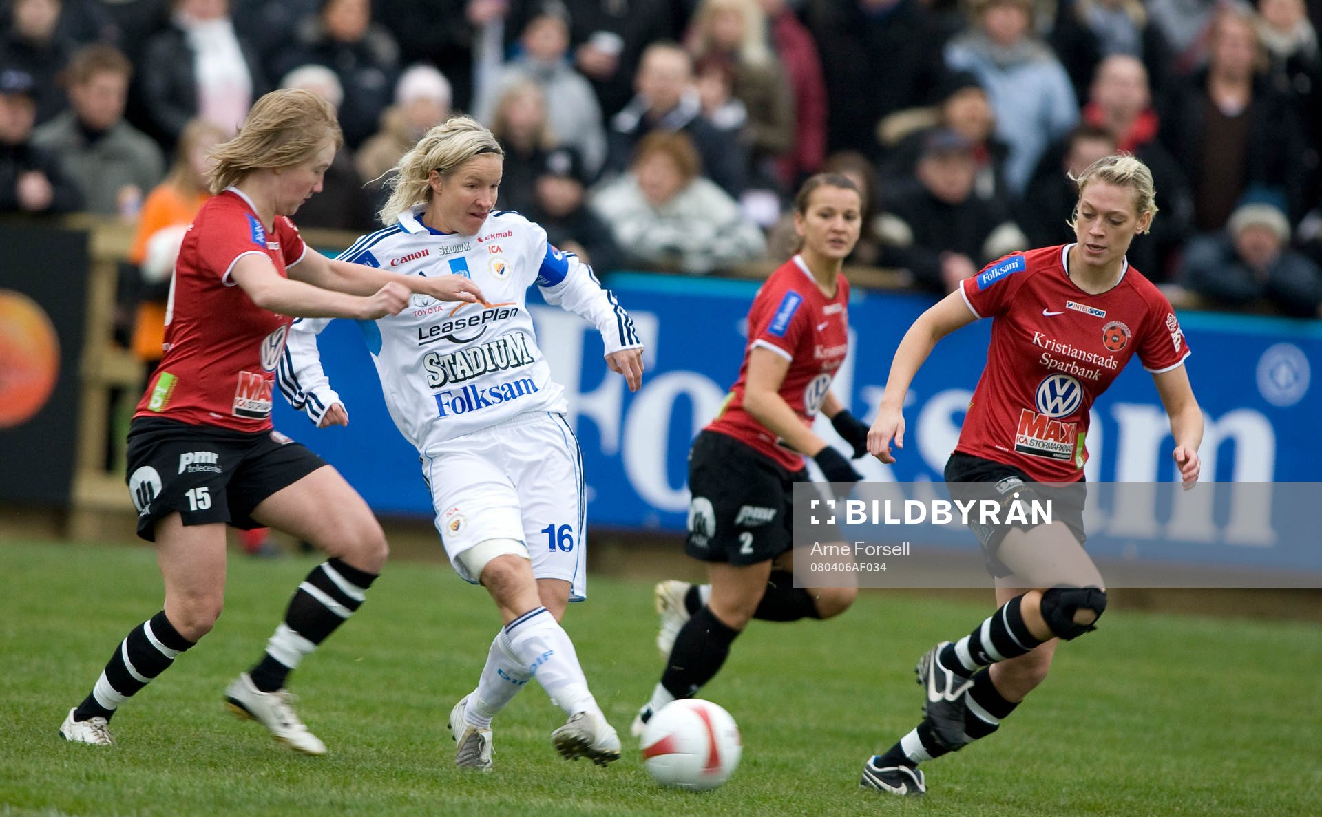 Victoria Svensson hårt uppvaktad av KDFF:s Sofie Persson,