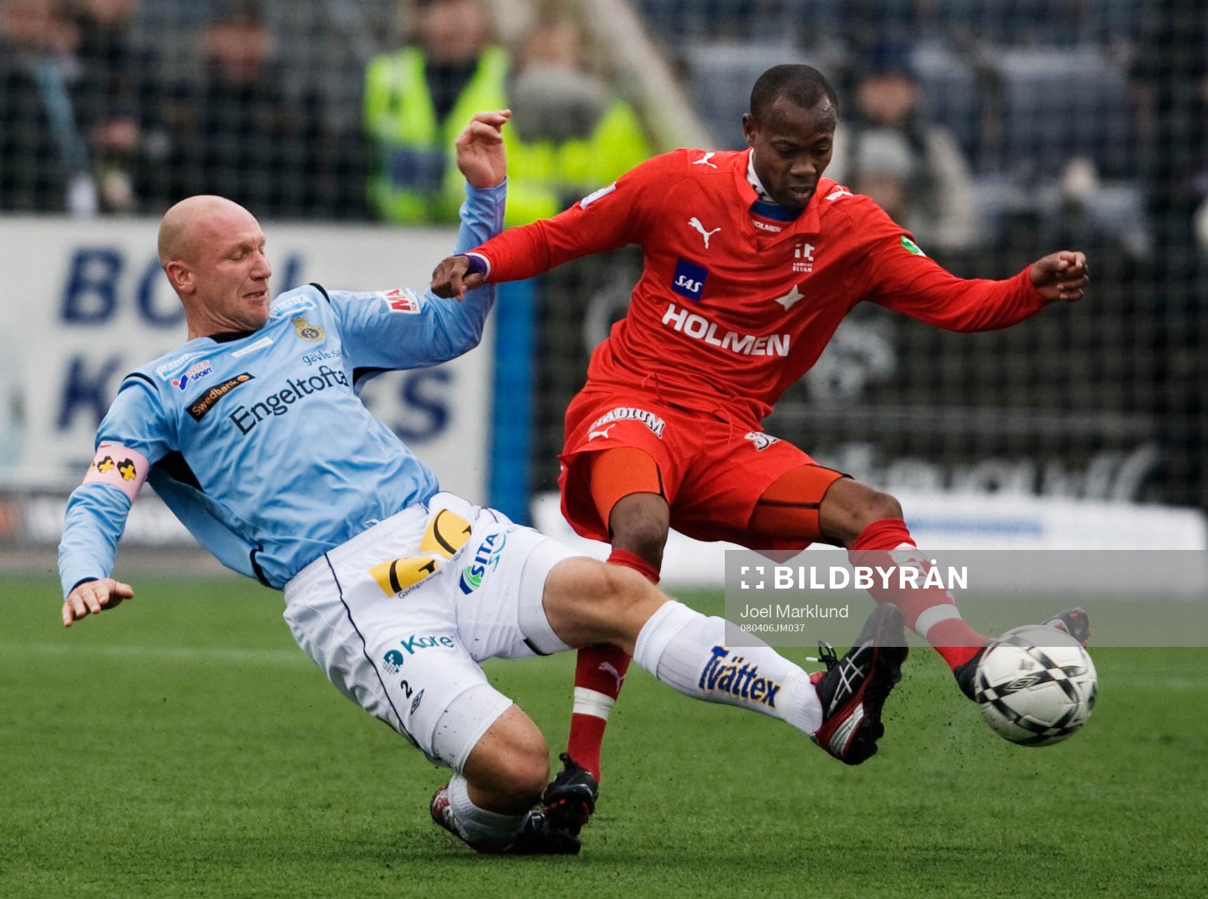 Thomas Hedlund, Gefle, tacklar Kevin Amuneke, Norrköping