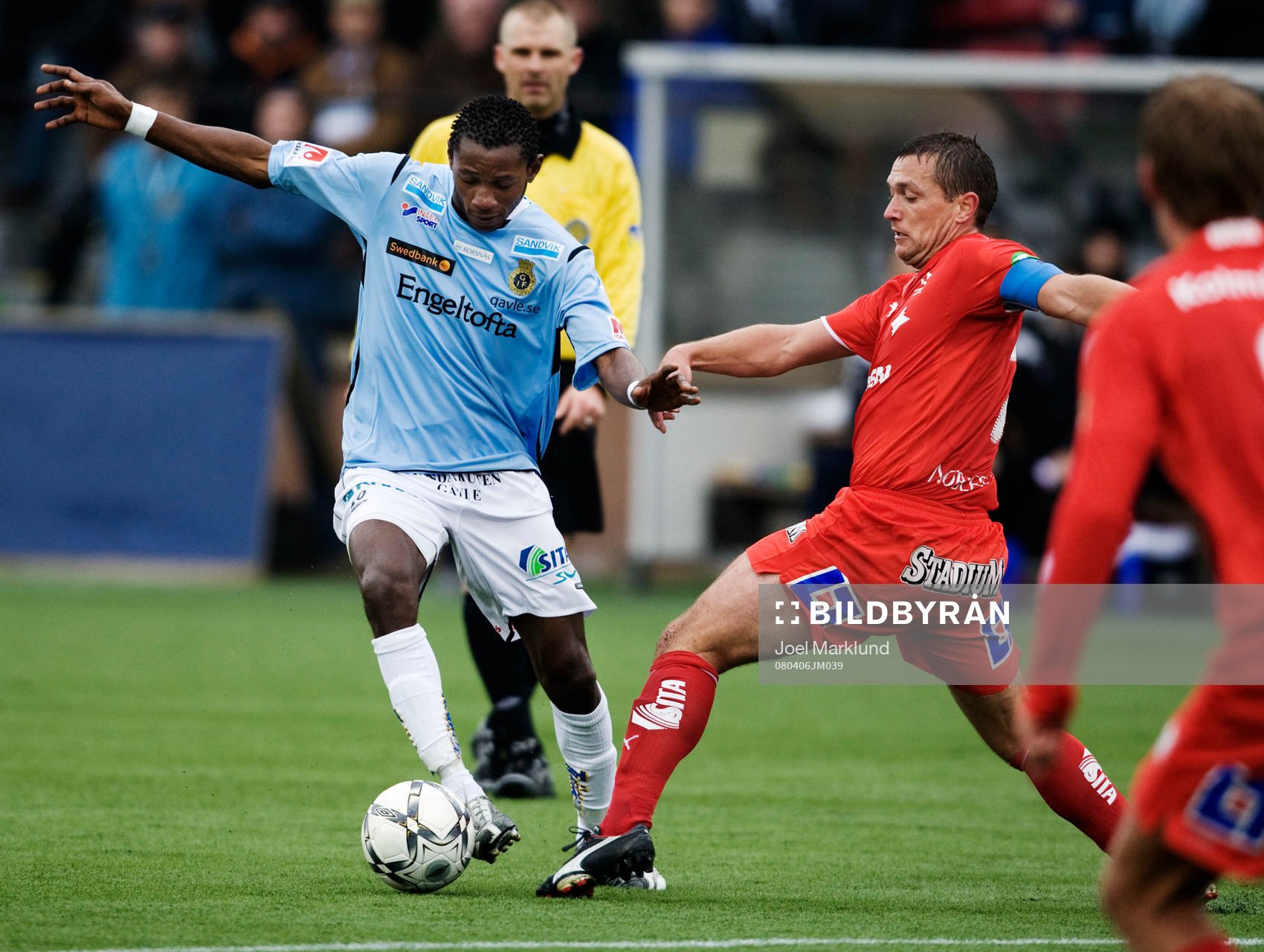 Yannick Bapupa, Gefle, tar sig förbi en Norrköping-spelare