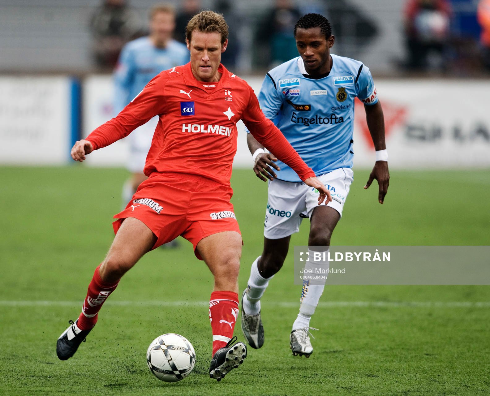 Mikael Roth, Norrköping, är steget före Yannick Bapupa,