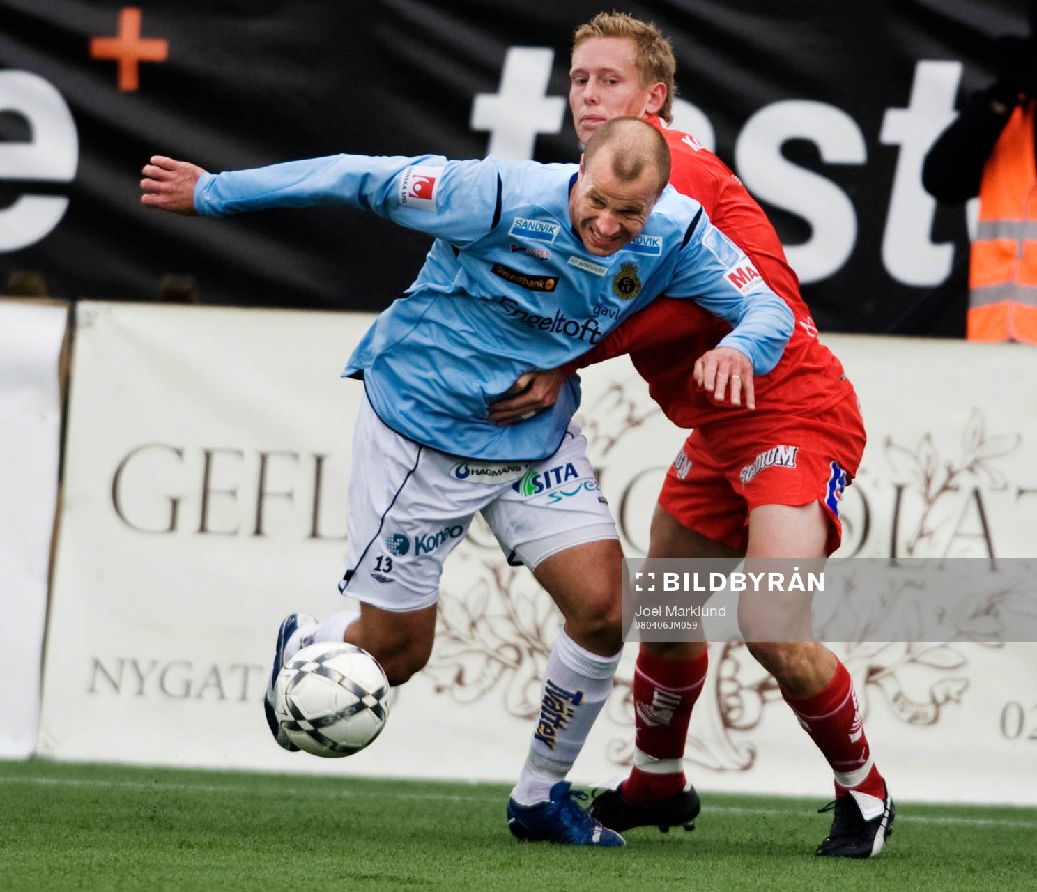 Hans Berggren, Gefle, tar sig förbi Anders Whass,