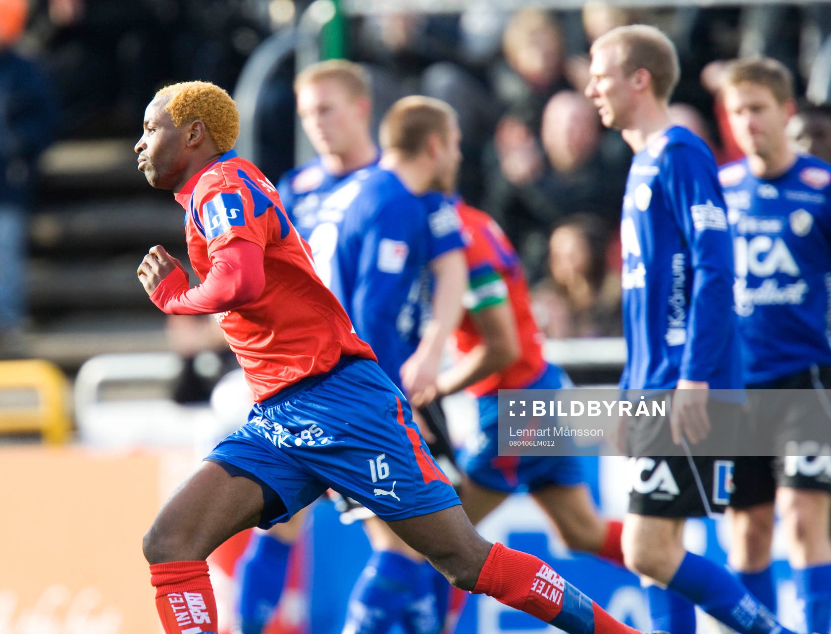 Målskytten René Makondele har gjort 1-0 och hela Halmstad