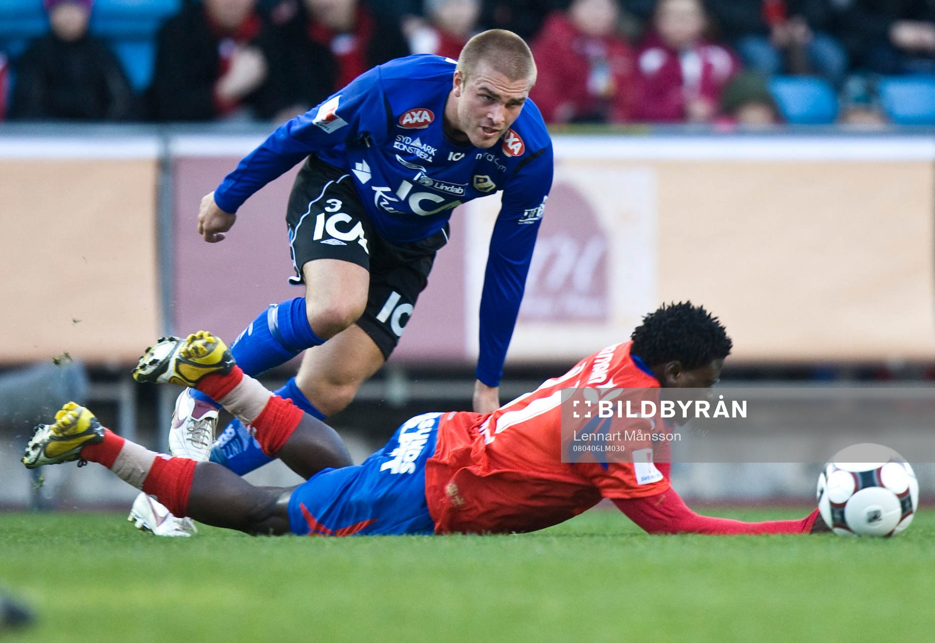 Jesper Westerberg, Halmstad, fäller Razak Omotoyossi,