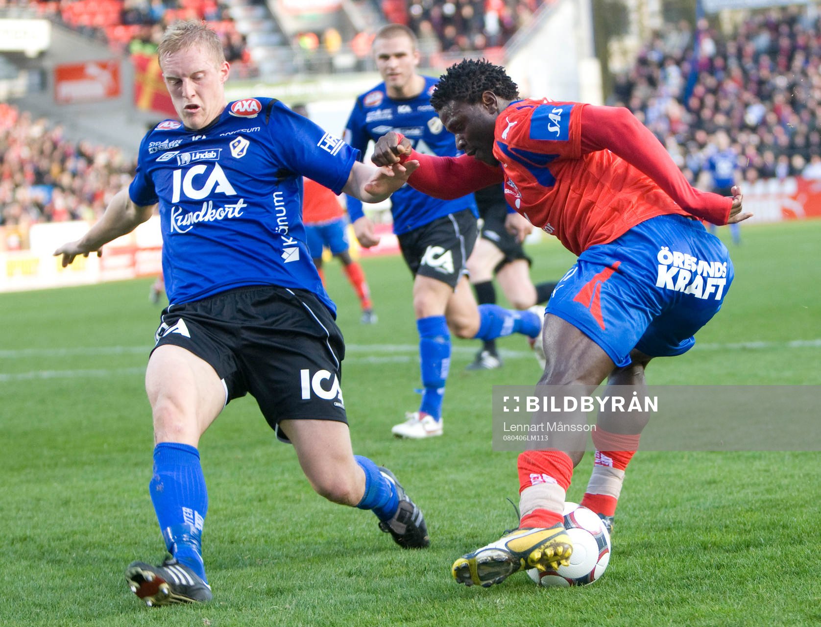Adama Tamboura skojar med Peter Larsson