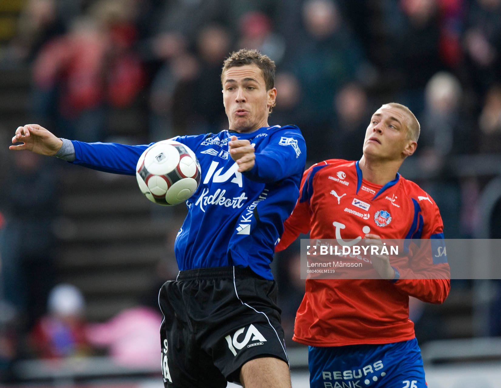 Emir Kujovic tar ner bollen framför Joel Ekstrand