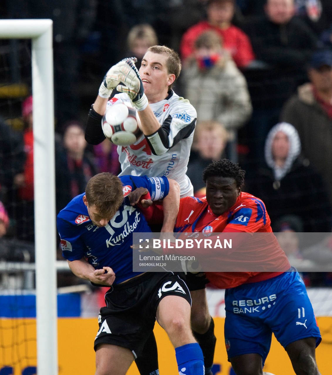 Marcus Sahlman, målvakt, Halmstad, tar hand om bollen