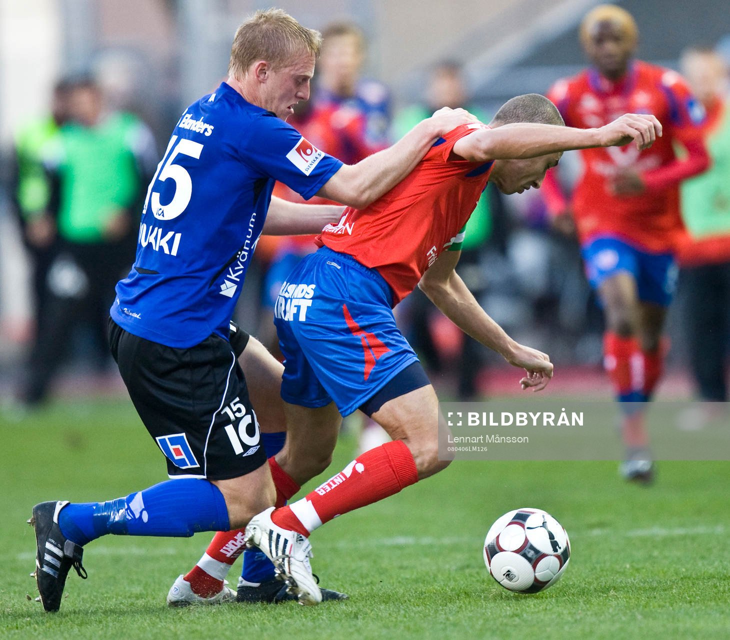 Peter Larsson, Halmstad, drar ner Henrik Larsson,