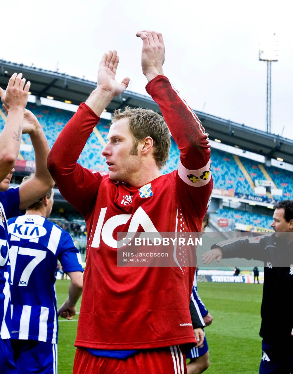 Kim Christensen, målvakt, Göteborg, tackar publiken