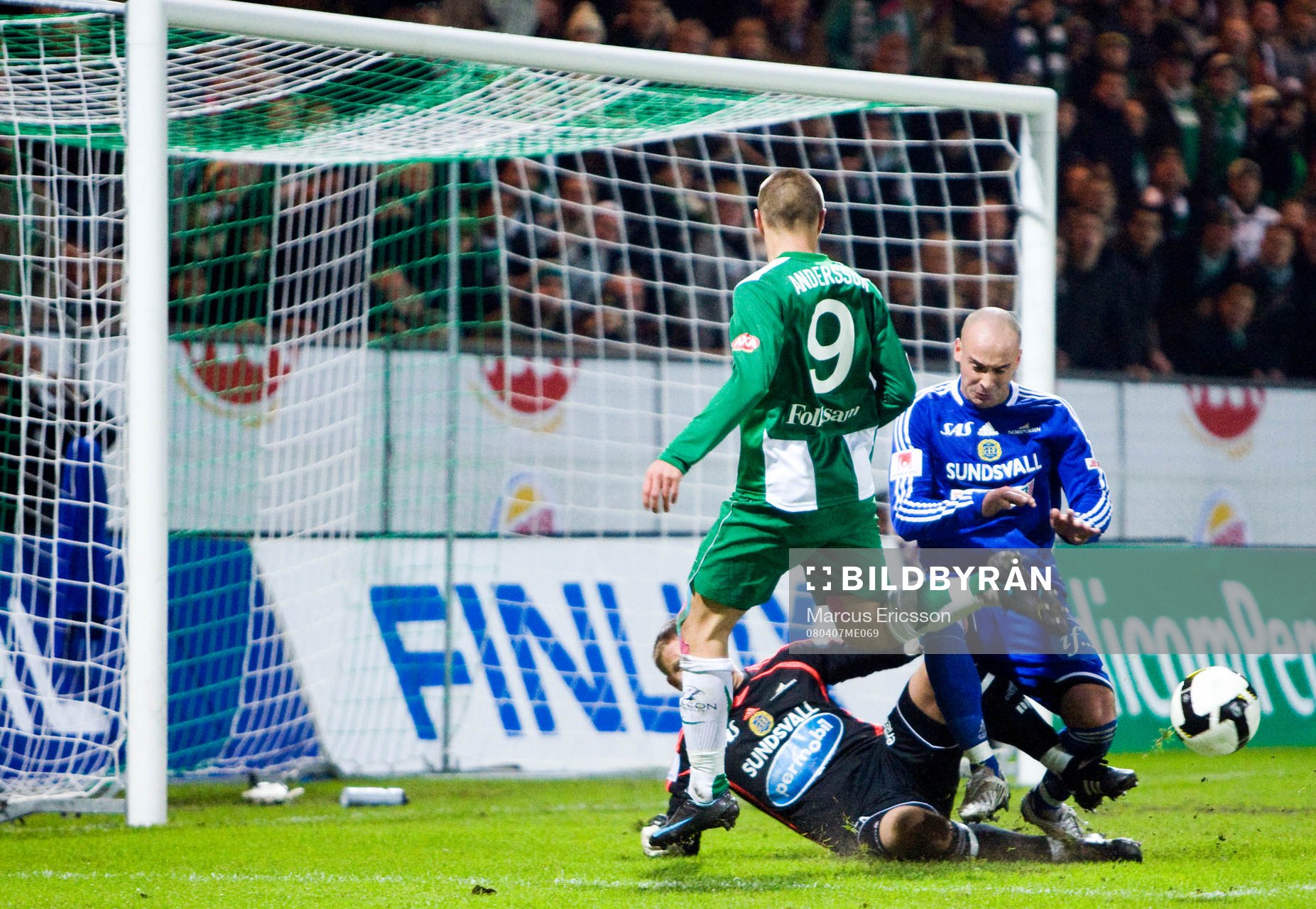 Petter Andersson, Hammarby, pressar på Fredrik Sundfors,