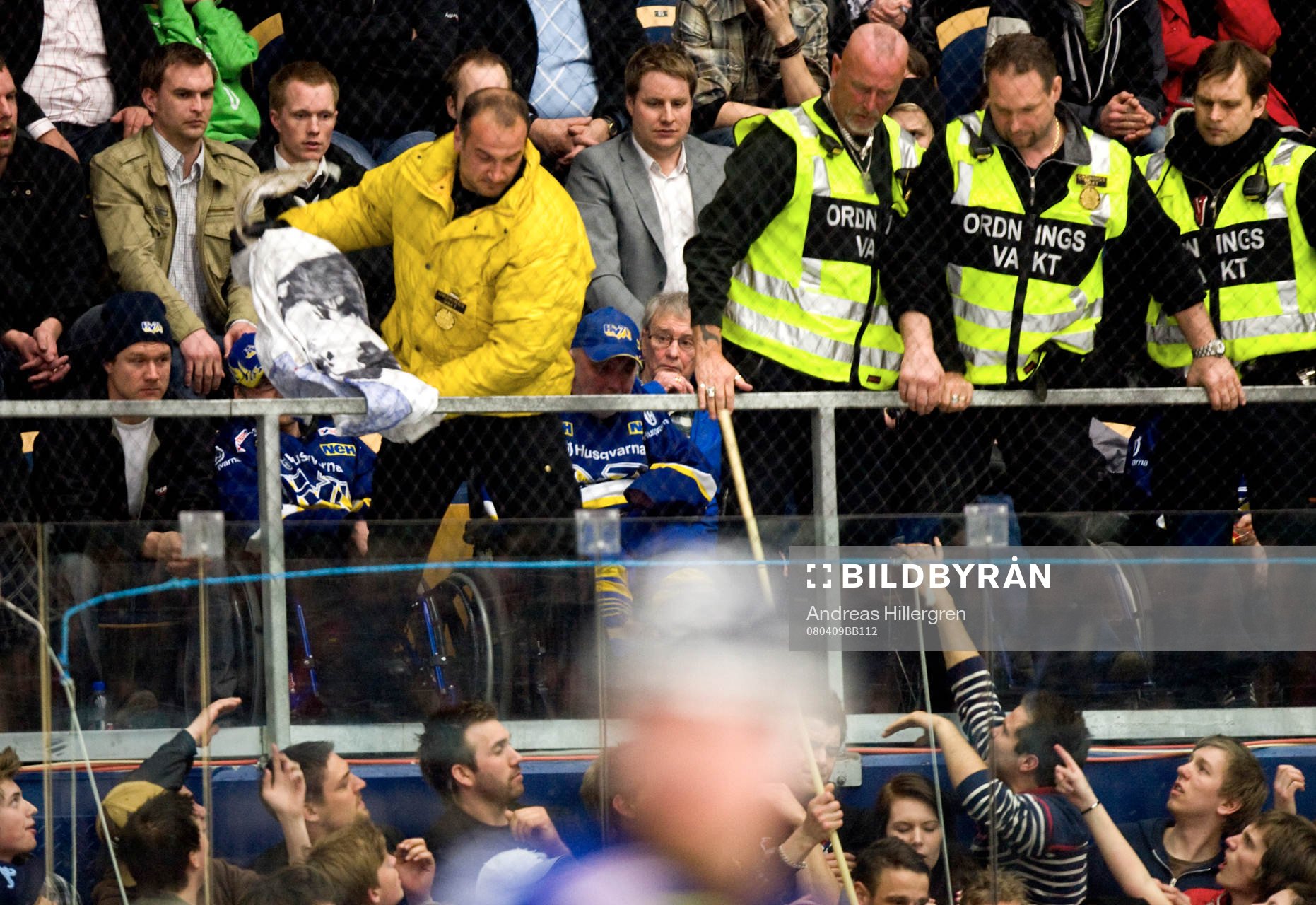 Vakt tar en flagga från Linköpings supporter
