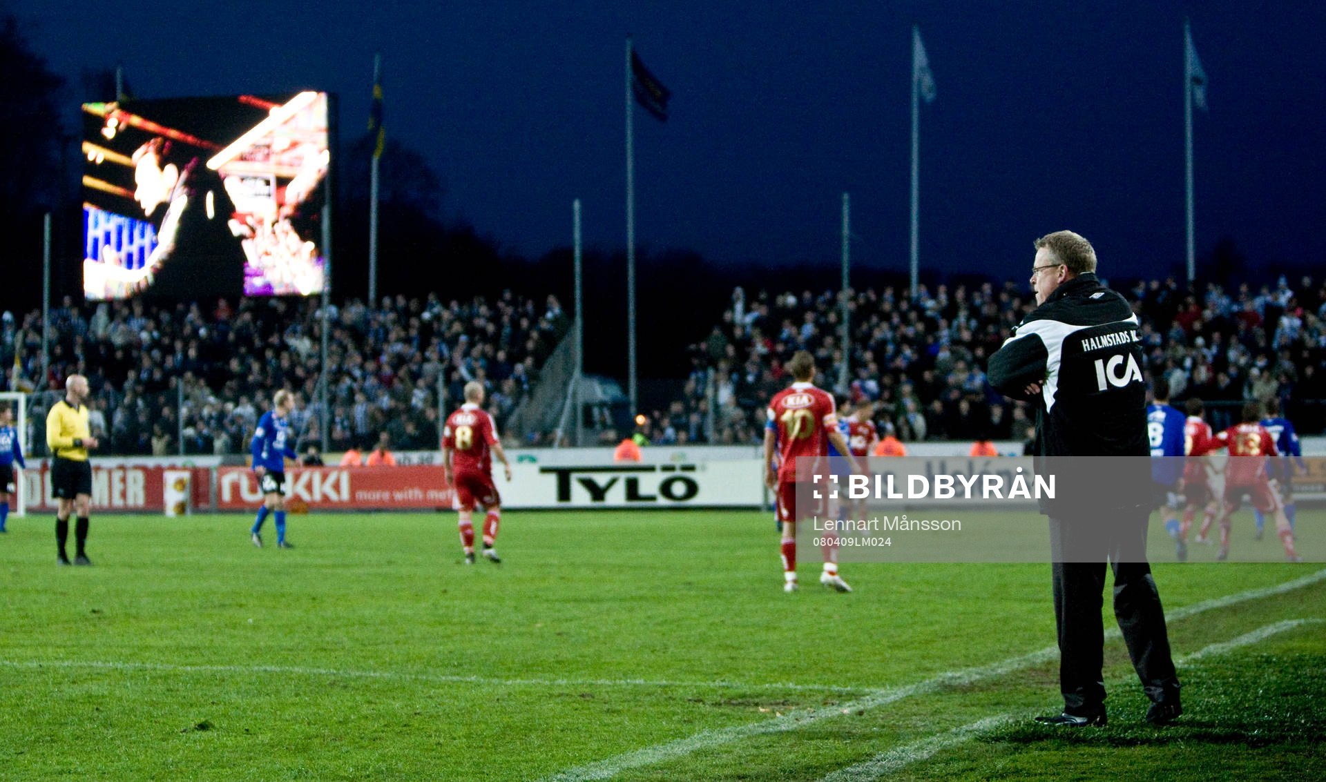 Jan Andersson, tränare, Halmstad, överblickar spelet