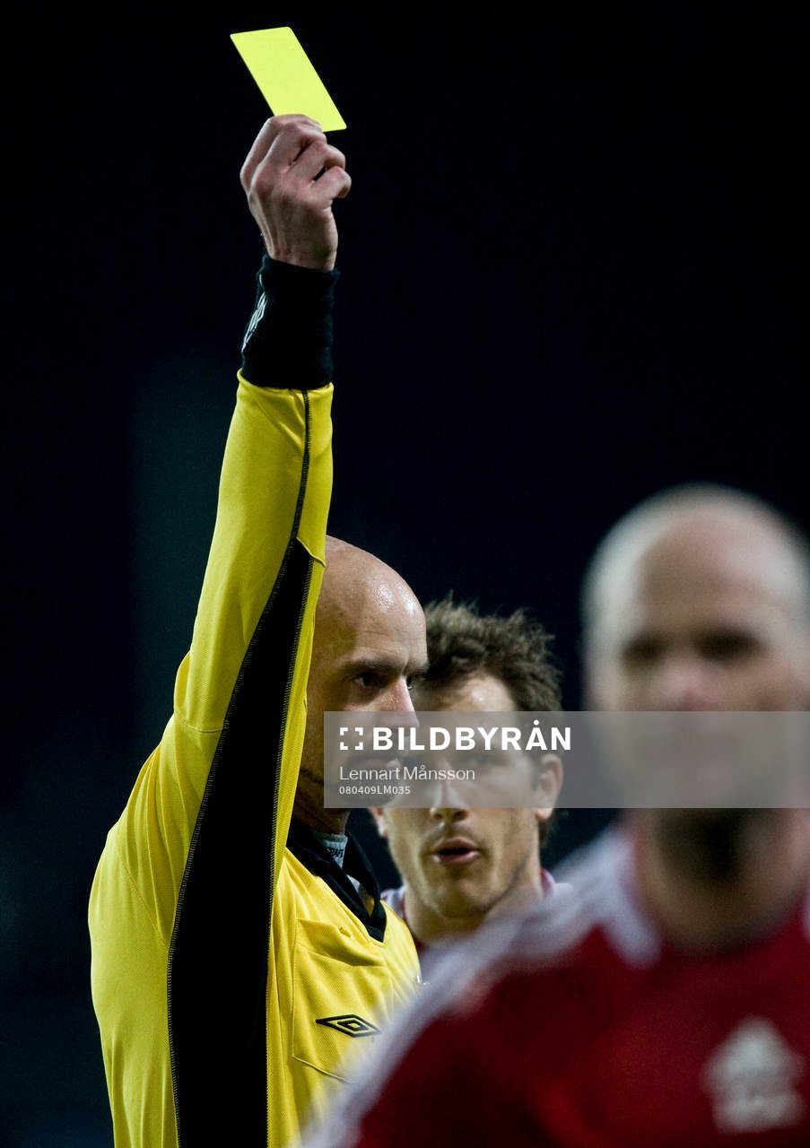 Stefan Johannesson, domare. Gult kort, varning