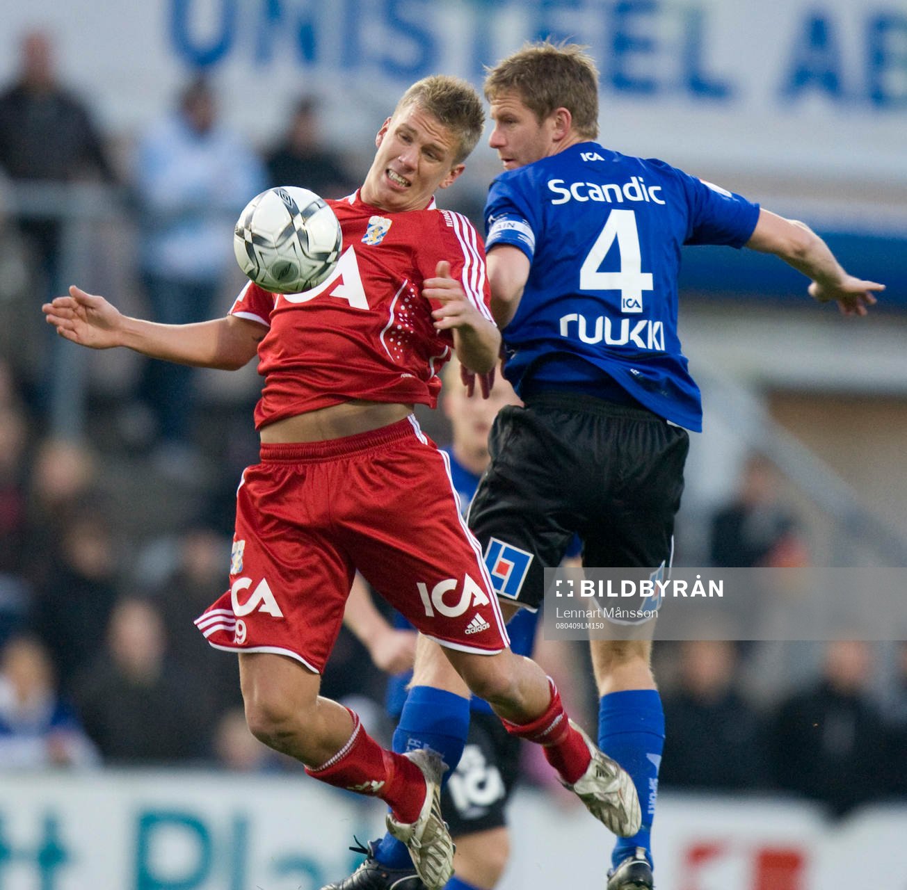Pontus Wernbloom tar ner bollen på bröstet, Tommy