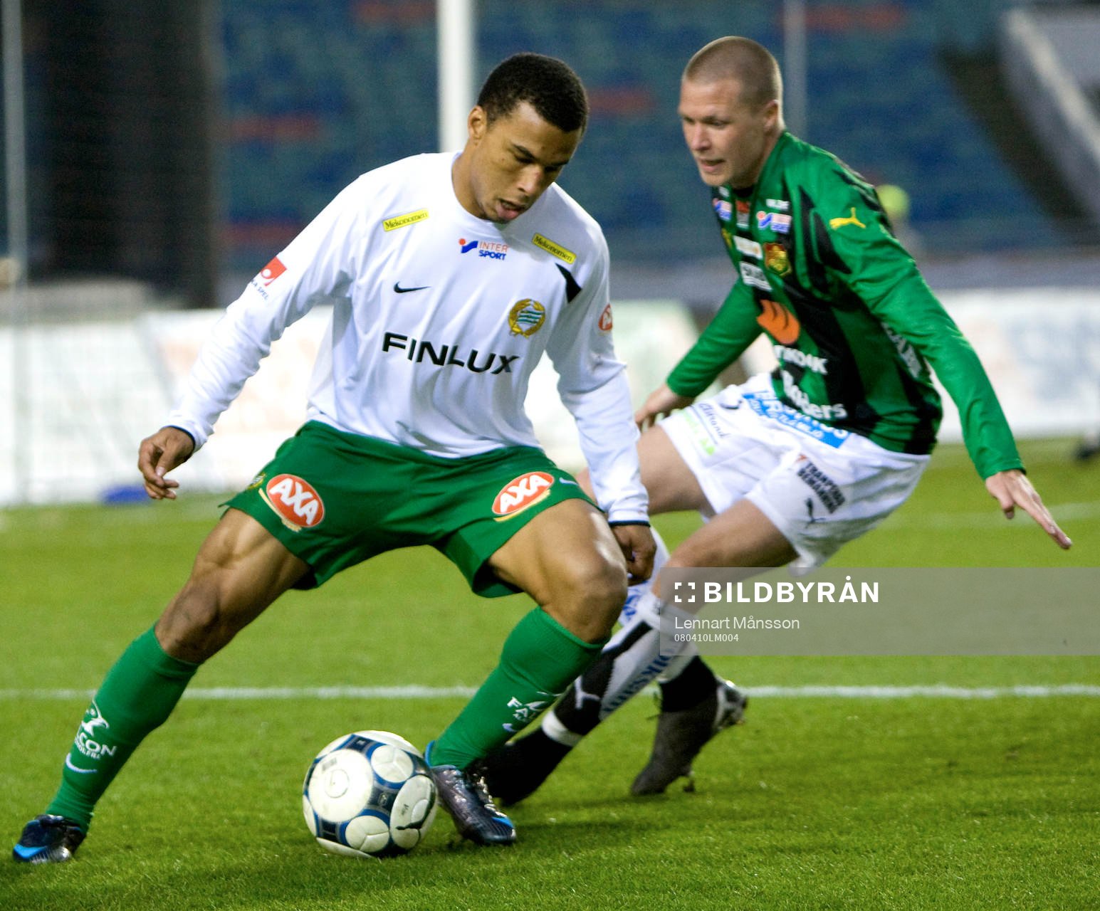Charlie Davies dribblar