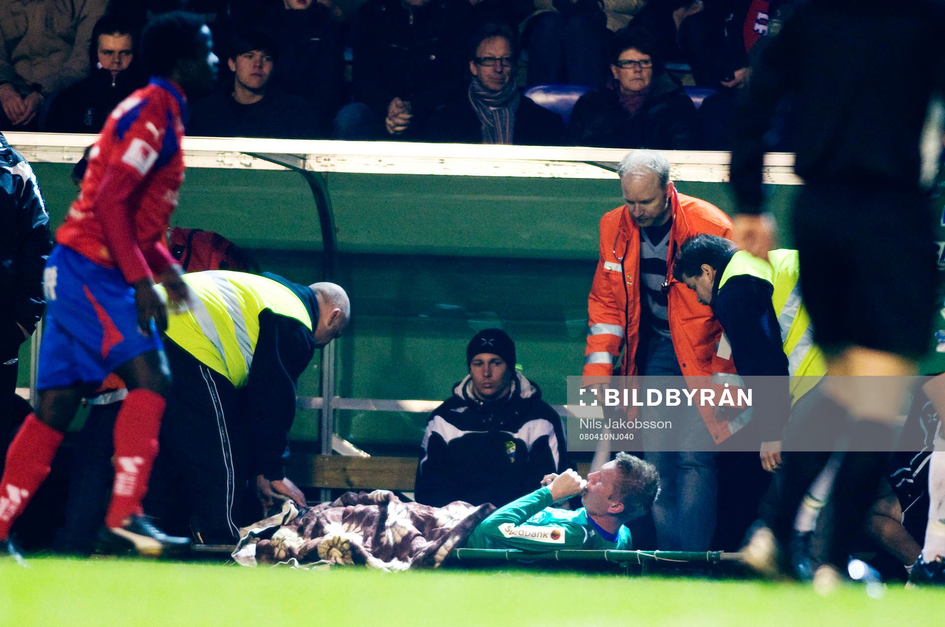 Niklas Löfgren,  Ljungskile, hostade blod och bars ut på