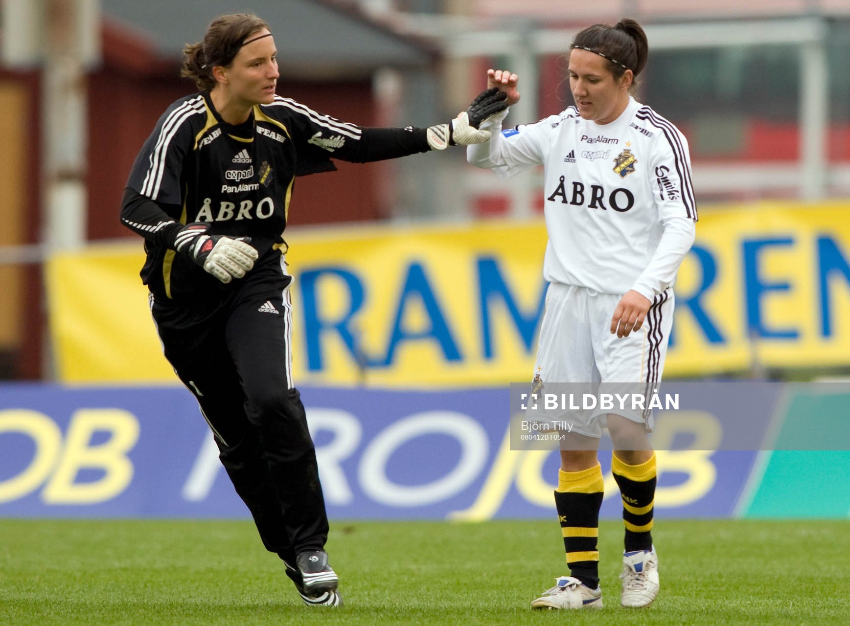 Sofia Lundgren, målvakt, och Lisa de Vanna, AIK