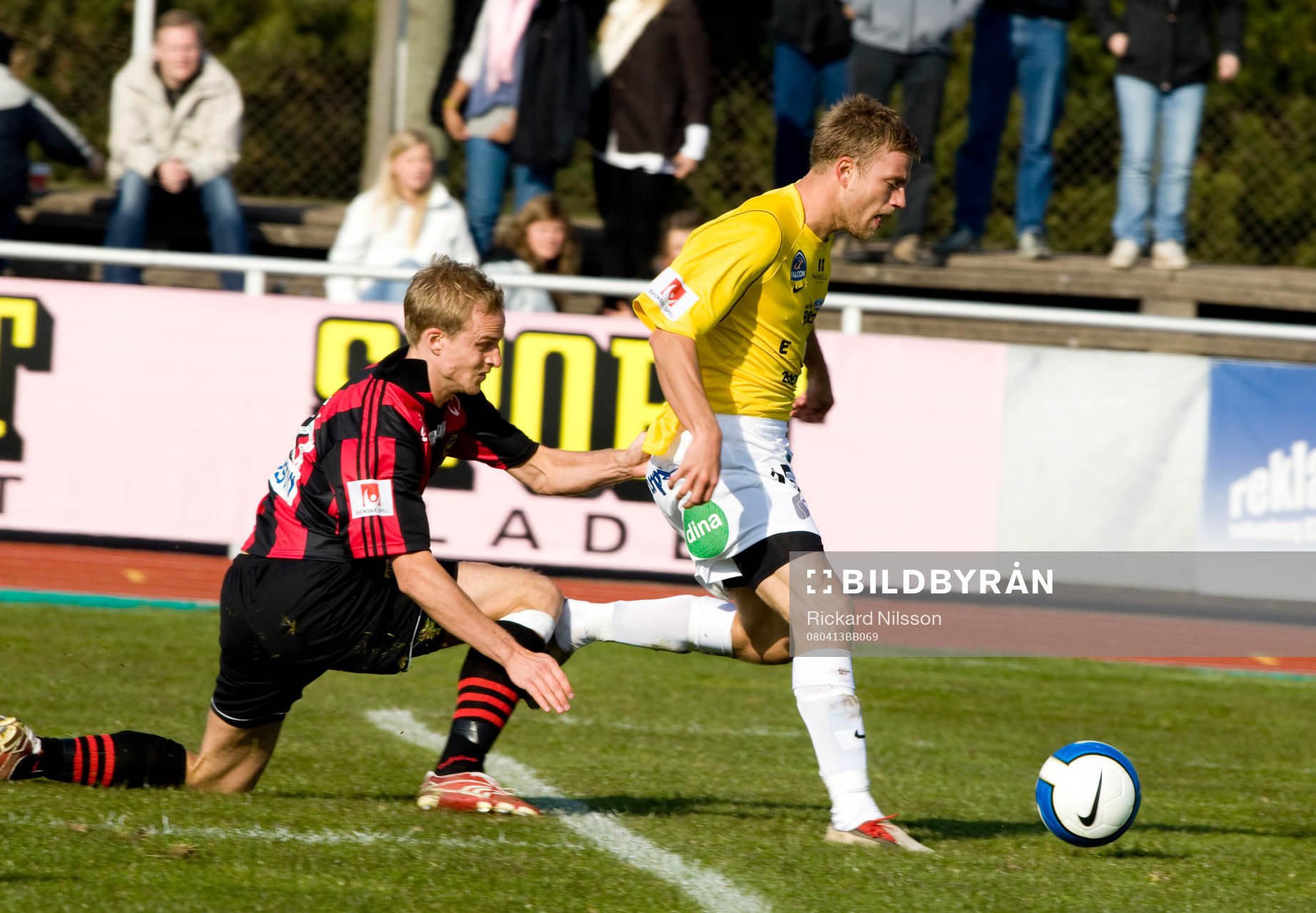 Tvåmålsskytten Joel Johansson, Falkenberg och på knä Pär Asp, Brommapojkarna.