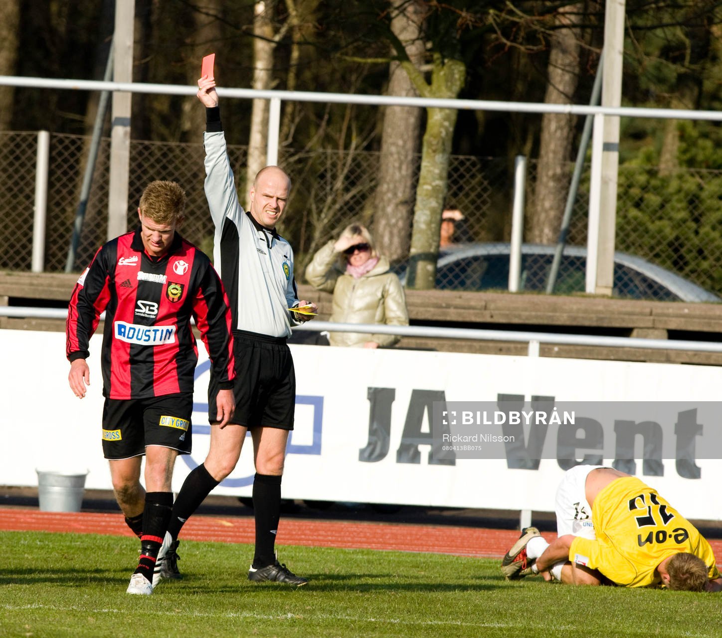 Michael Almebäck, Brommapojkarna, utvisning, rött kort, Patrik Berglund, domare och Joel Johansson, Falkenberg, skada.