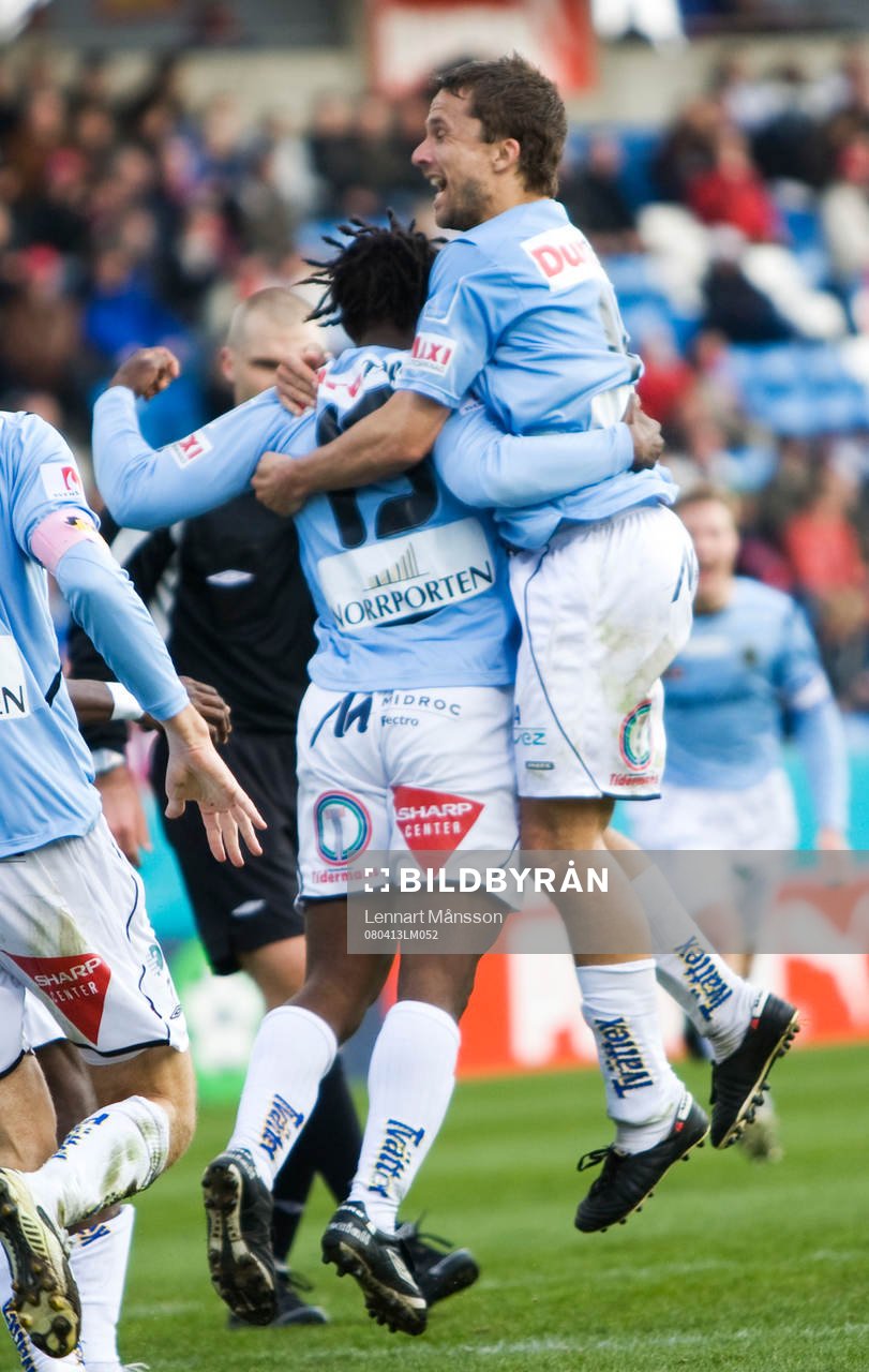 2-2, Amadou Jawo, har kvitterat på övertid och grattas.