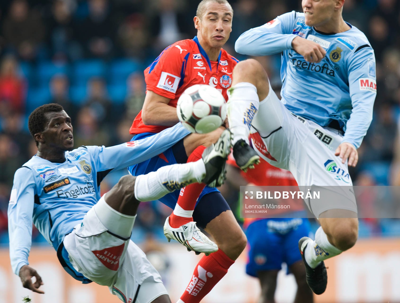 Henrik Larsson mot två Gefle-spelare