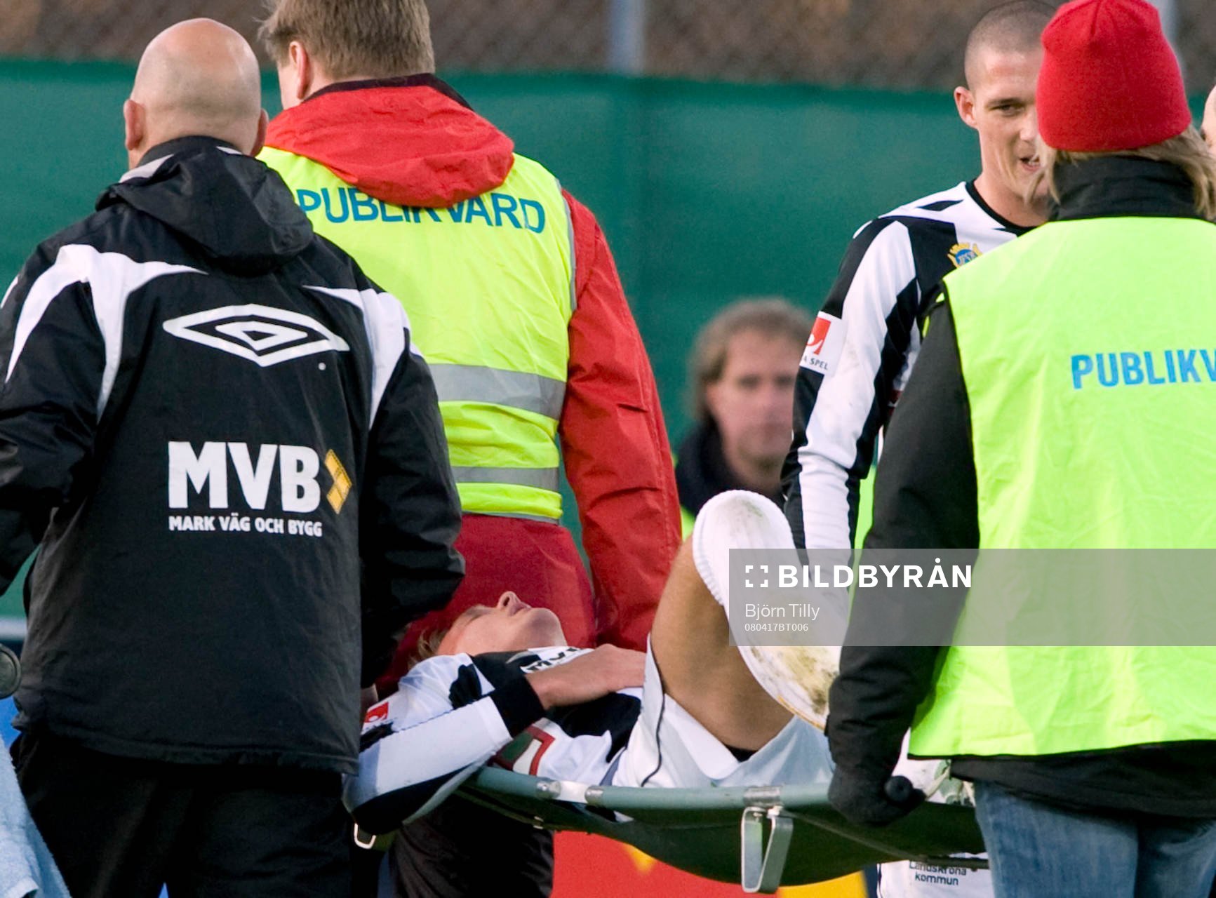 Calle Genberg, Landskrona, bärs ut skadad. Skada, bår